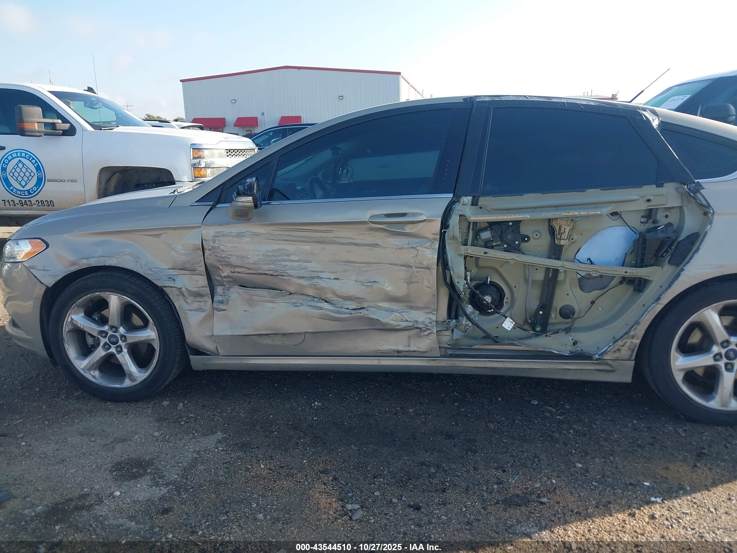 FORD FUSION image 6