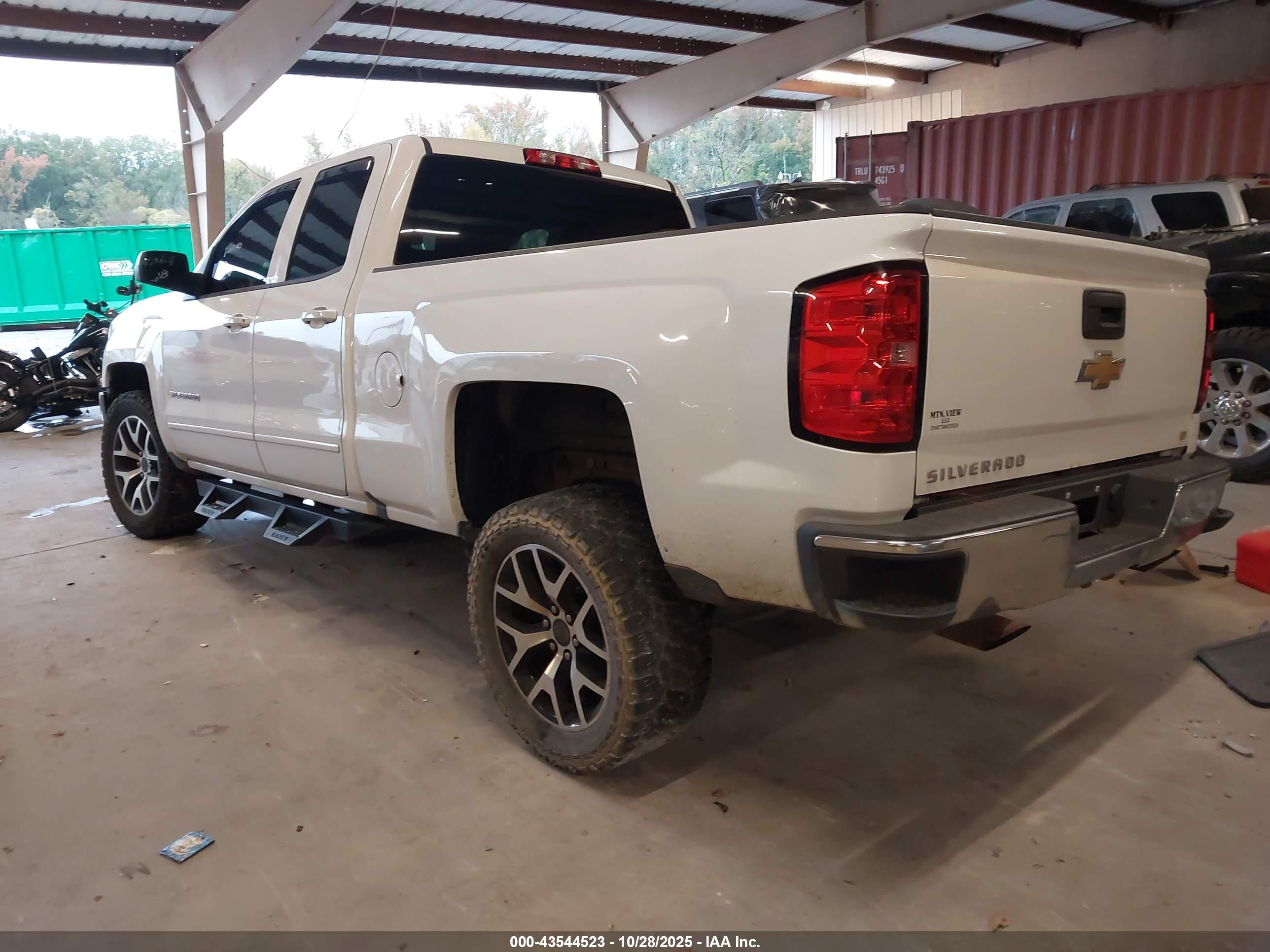 CHEVROLET SILVERADO image 3