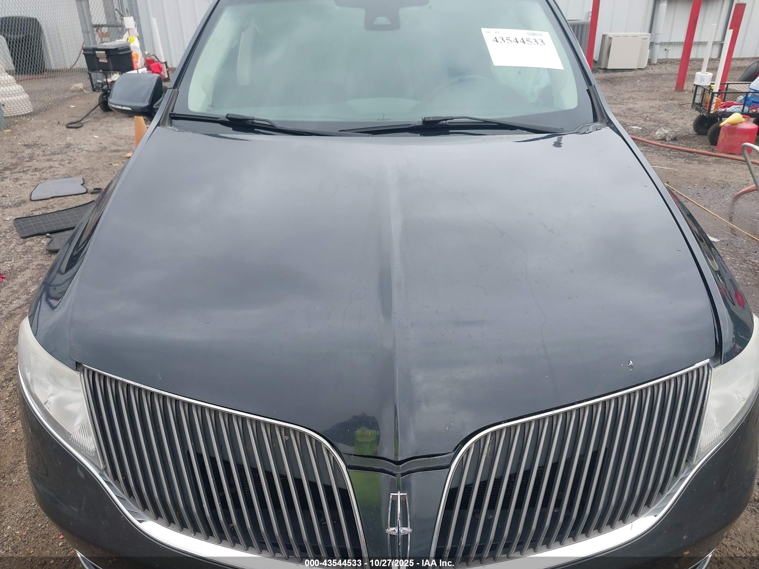 LINCOLN MKT image 10