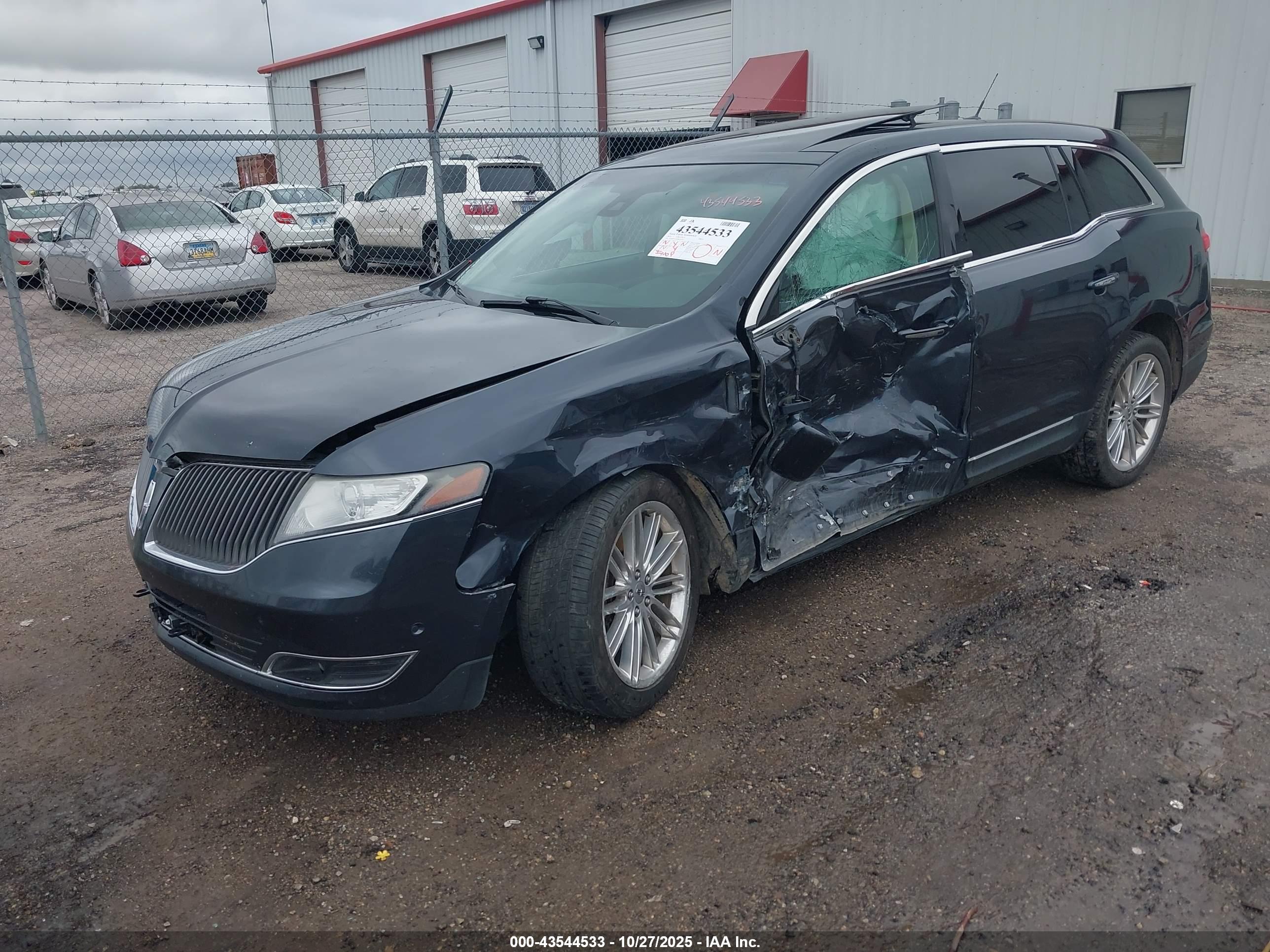 LINCOLN MKT image 2