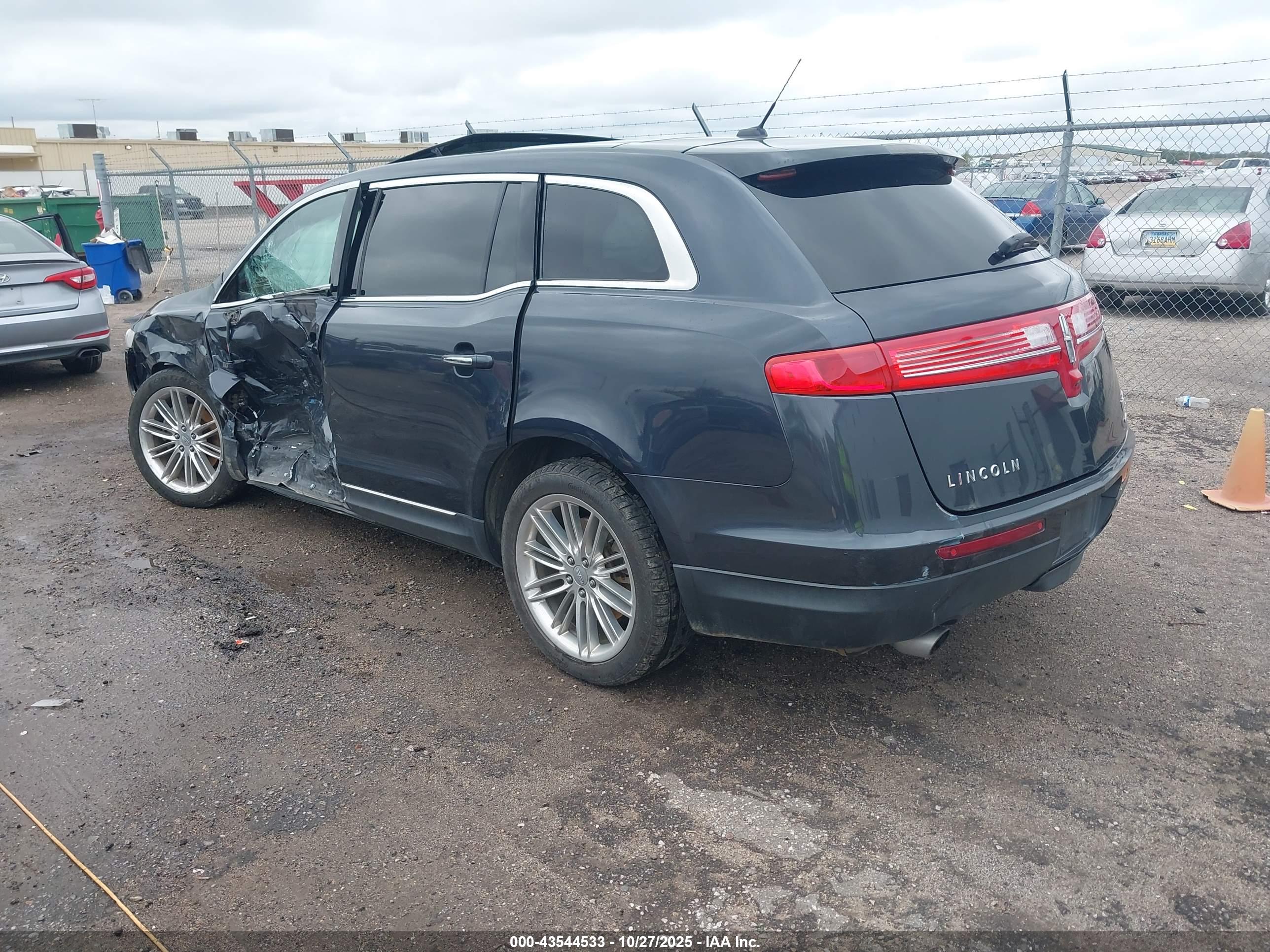LINCOLN MKT image 3