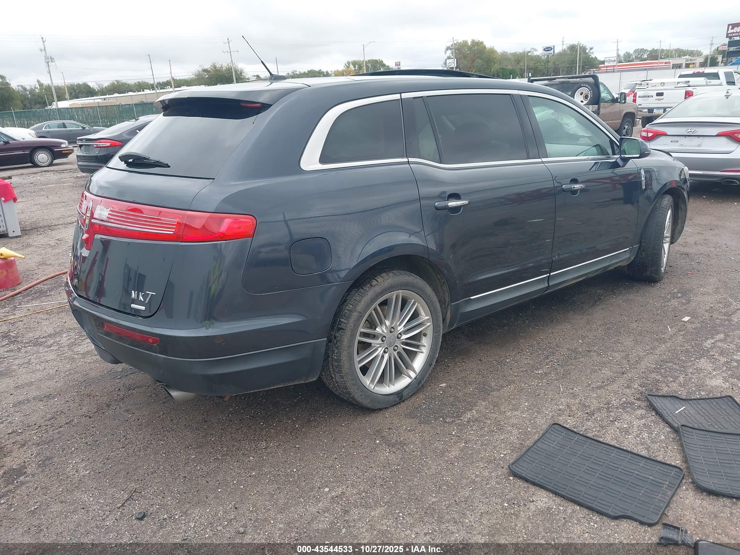 LINCOLN MKT image 4