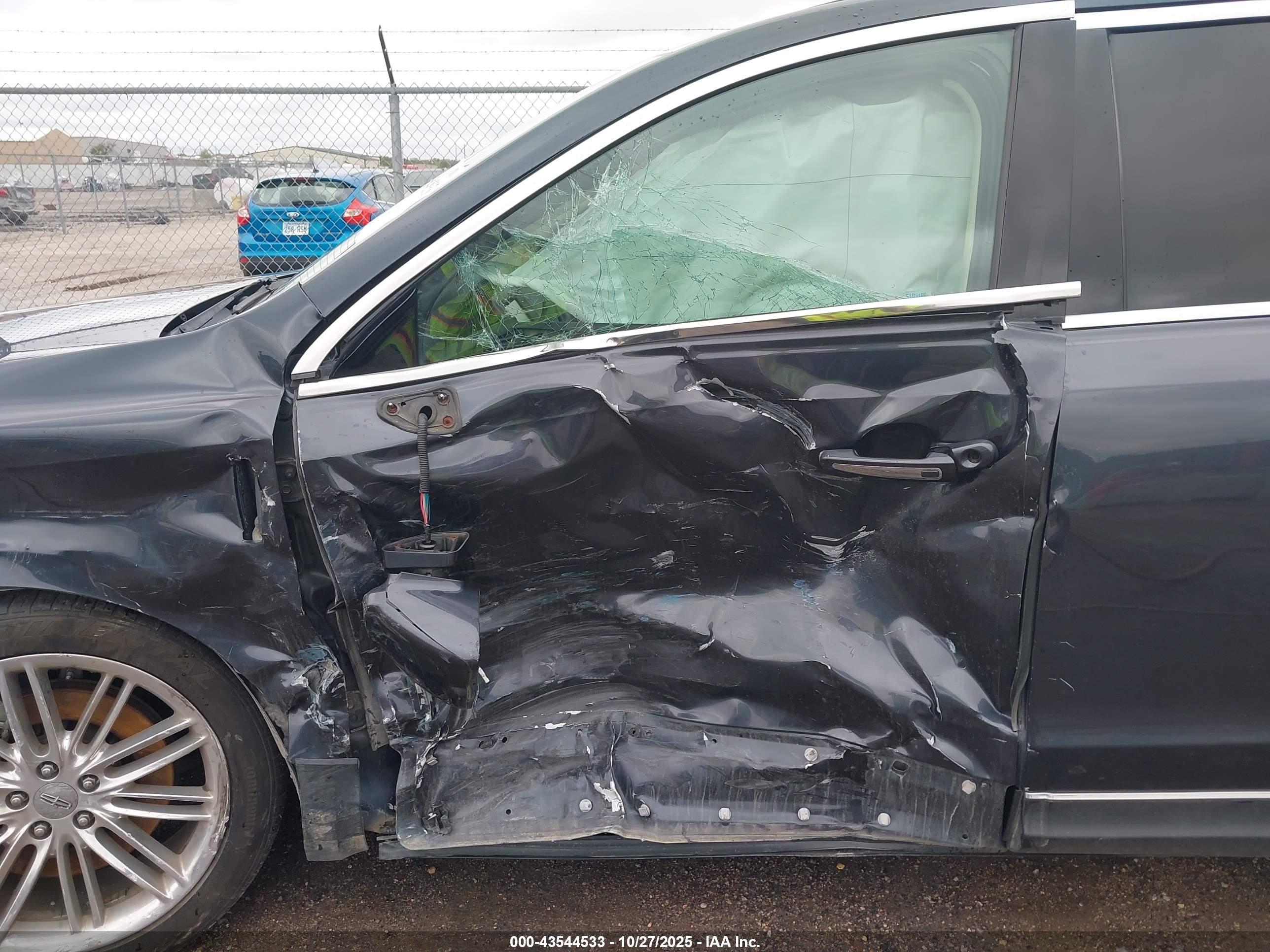 LINCOLN MKT image 6