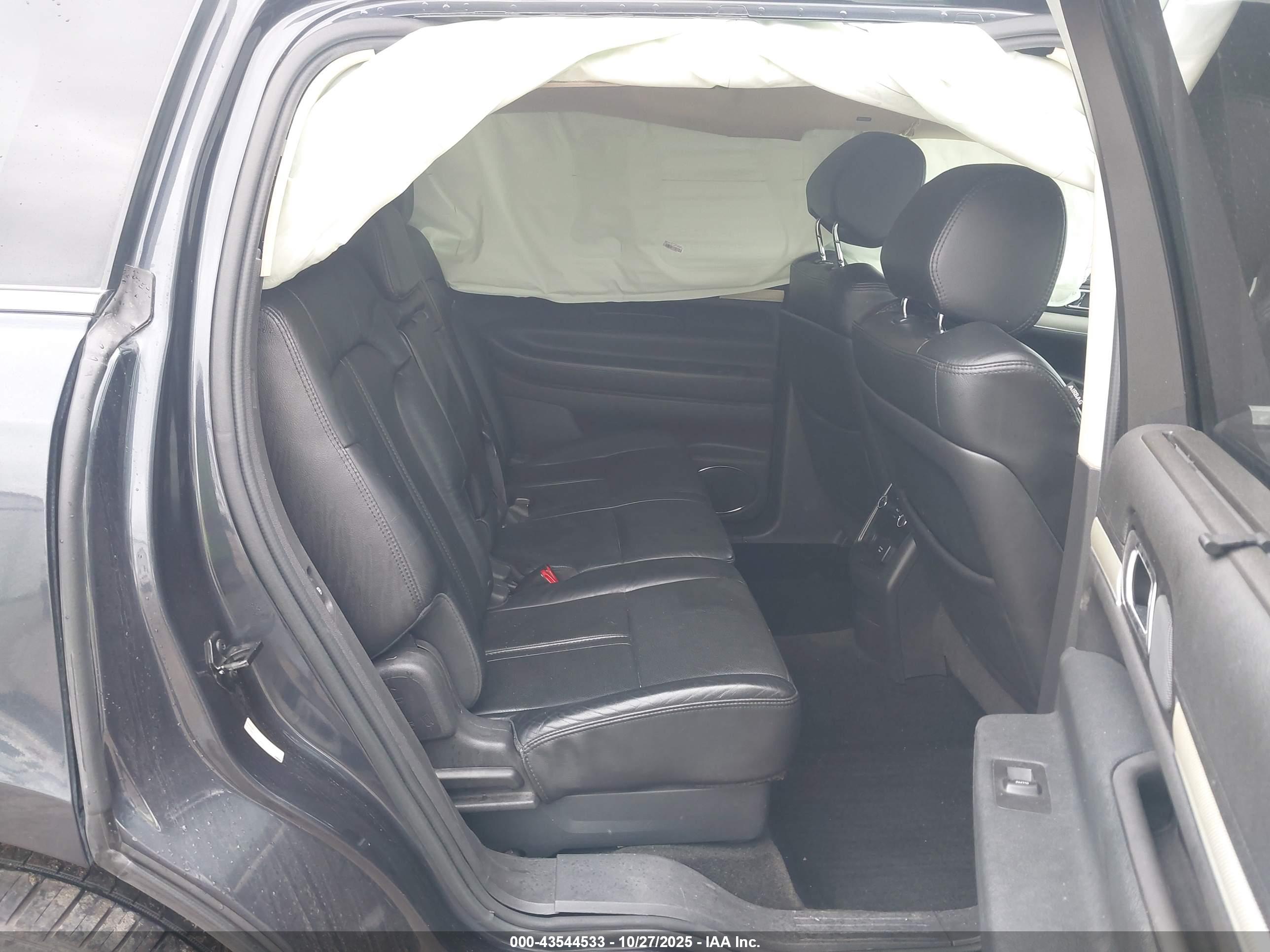 LINCOLN MKT image 8