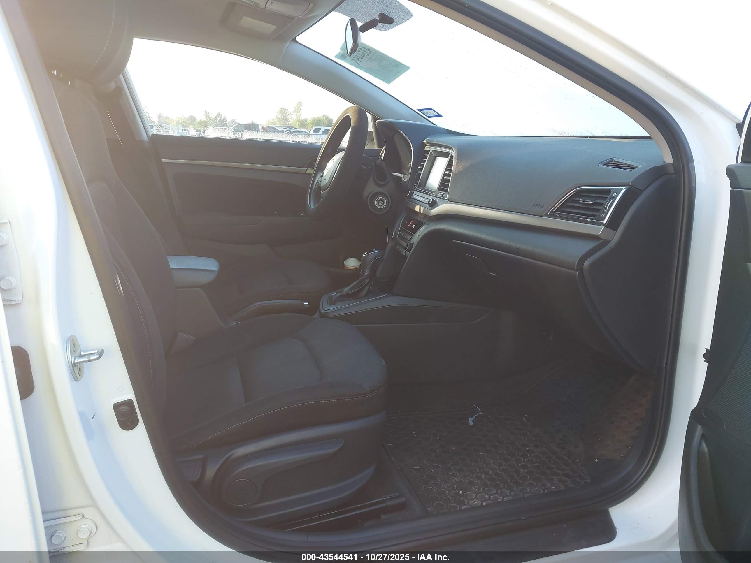 HYUNDAI ELANTRA image 5