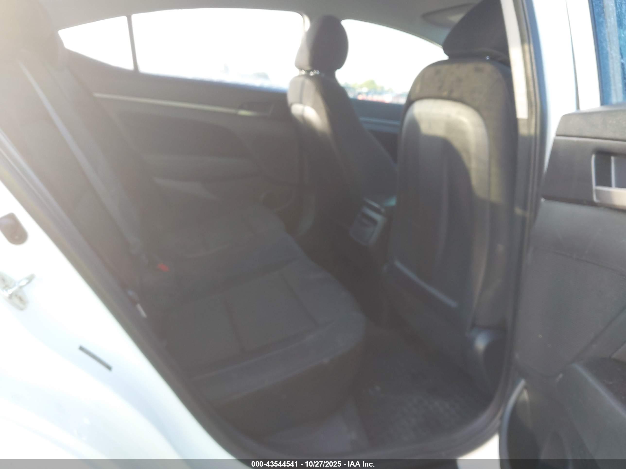 HYUNDAI ELANTRA image 8