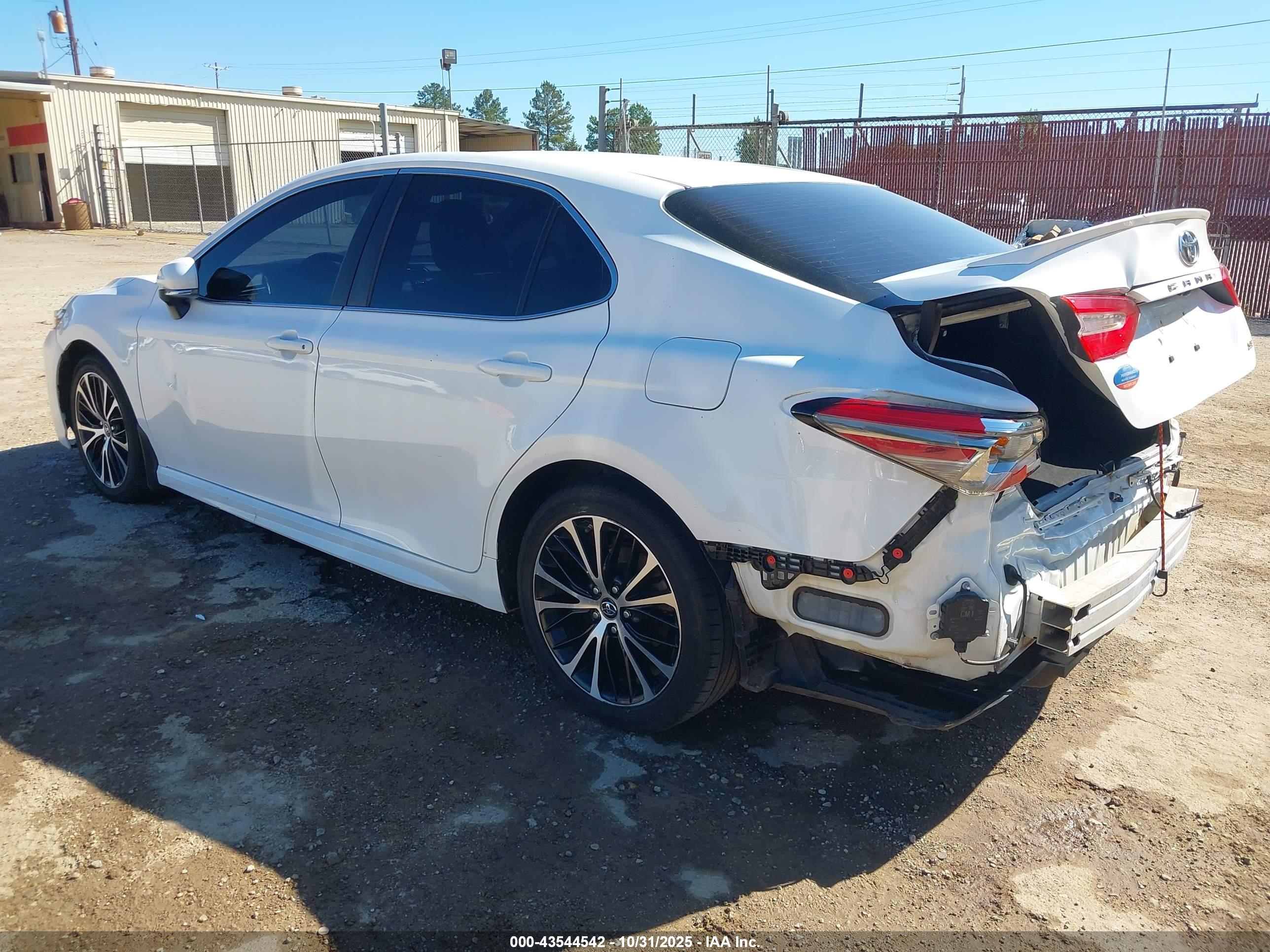 TOYOTA CAMRY image 3
