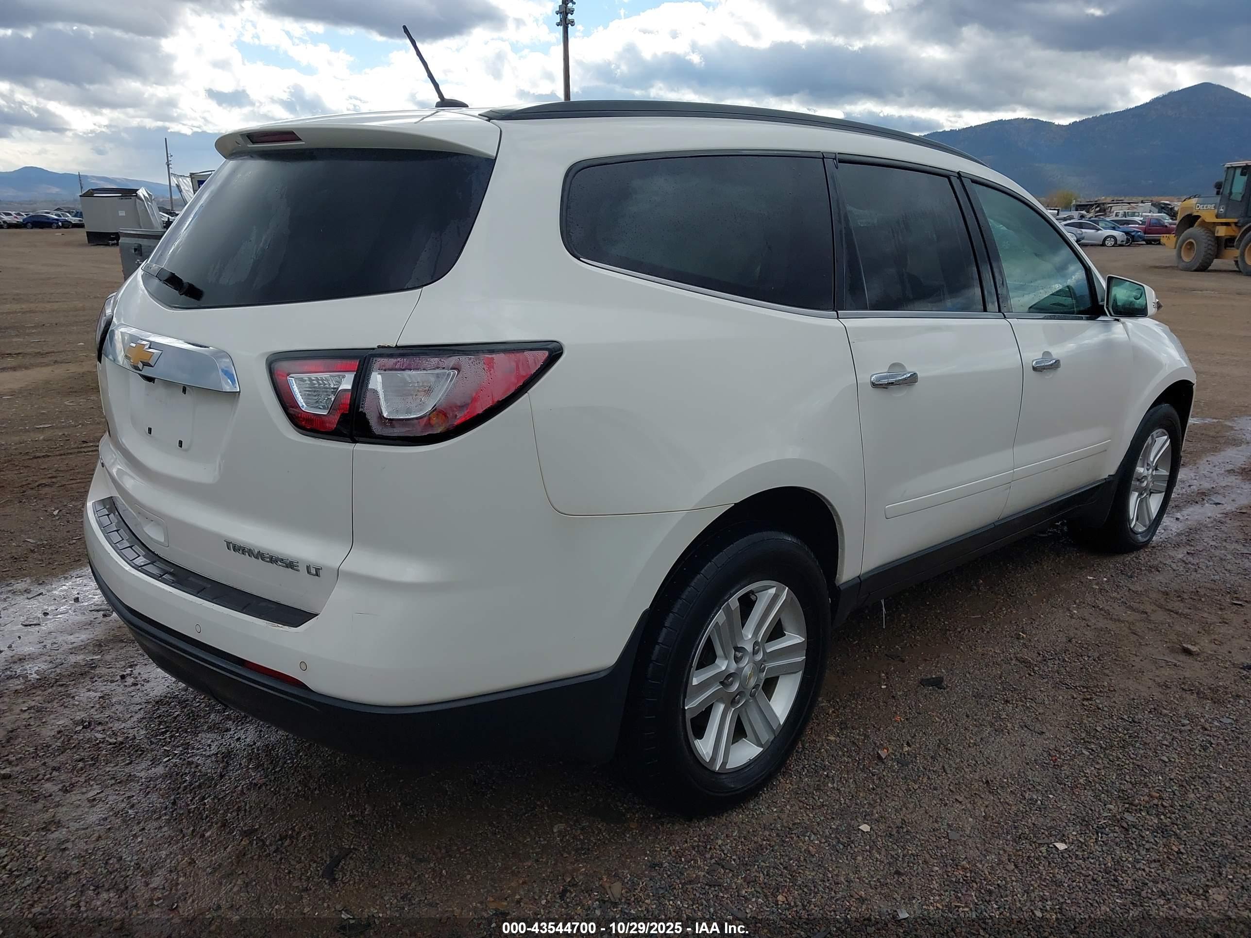 CHEVROLET TRAVERSE image 4