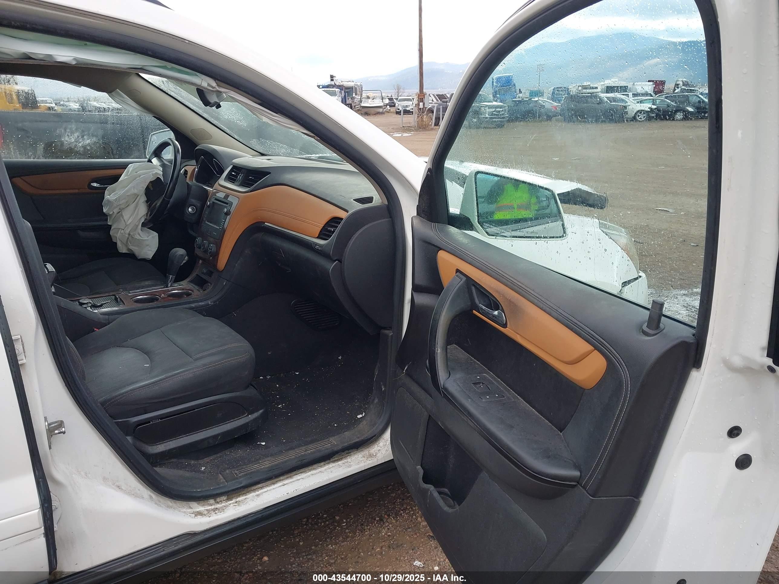 CHEVROLET TRAVERSE image 5