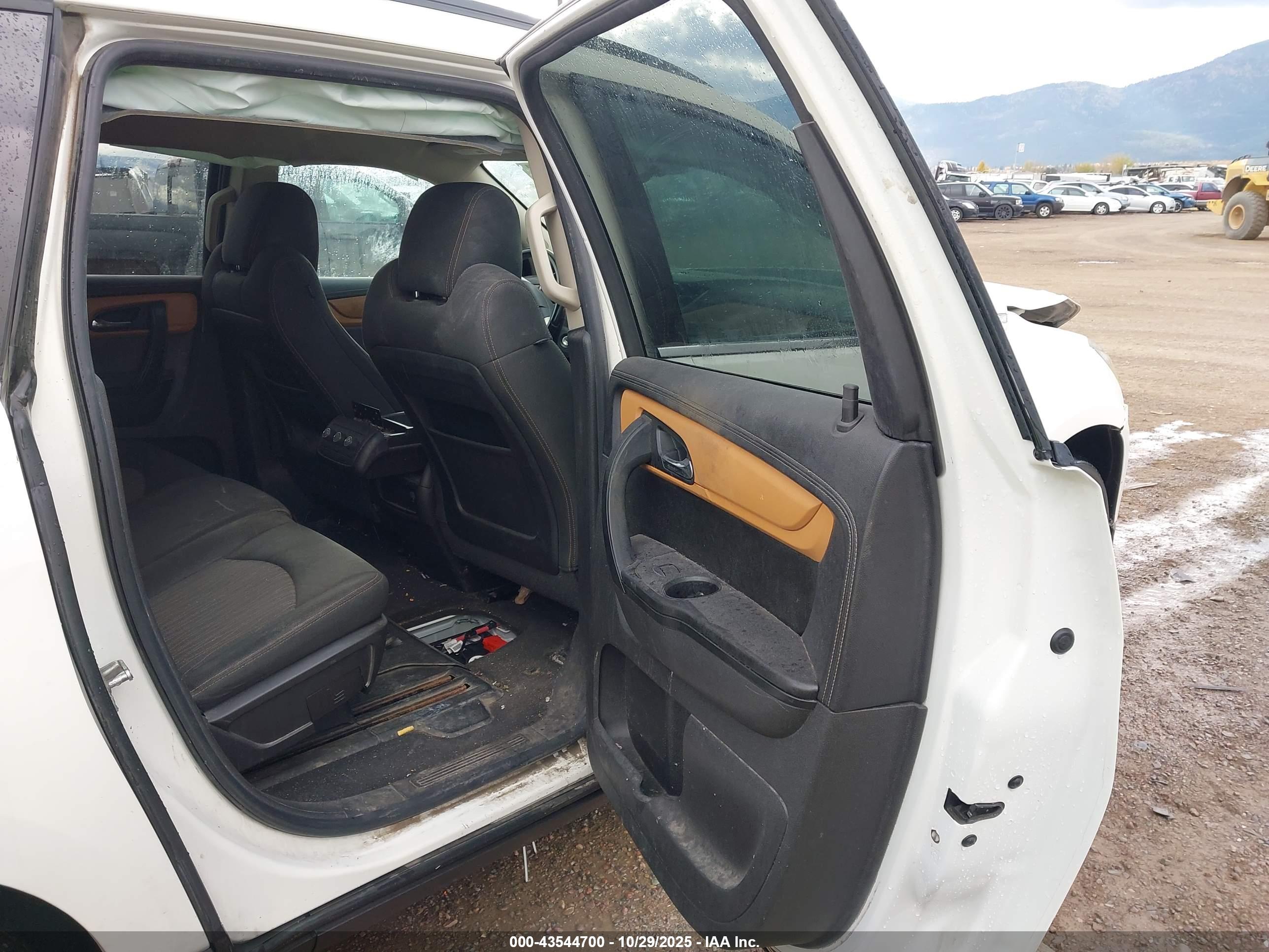 CHEVROLET TRAVERSE image 8