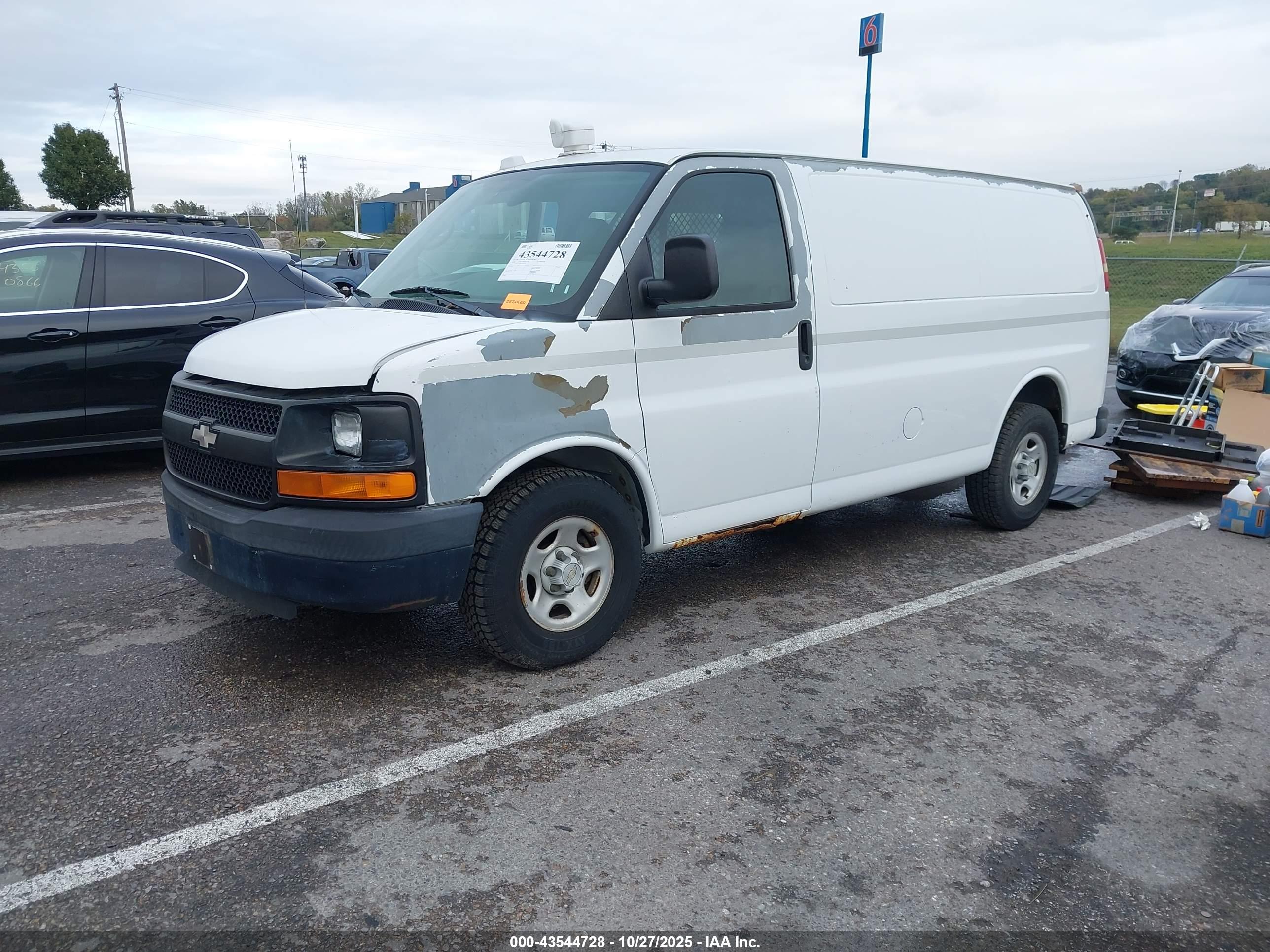 CHEVROLET EXPRESS image 2