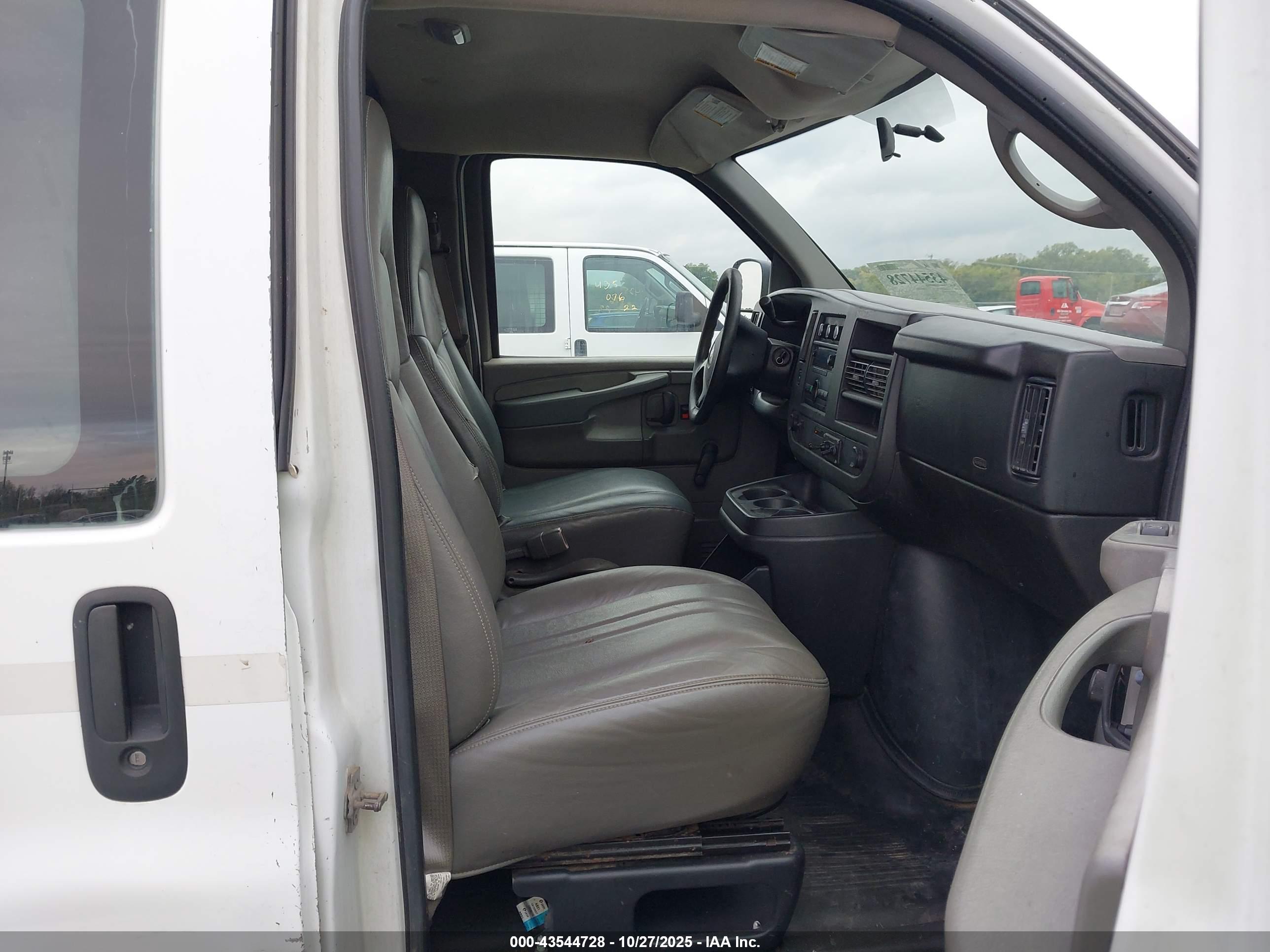 CHEVROLET EXPRESS image 5