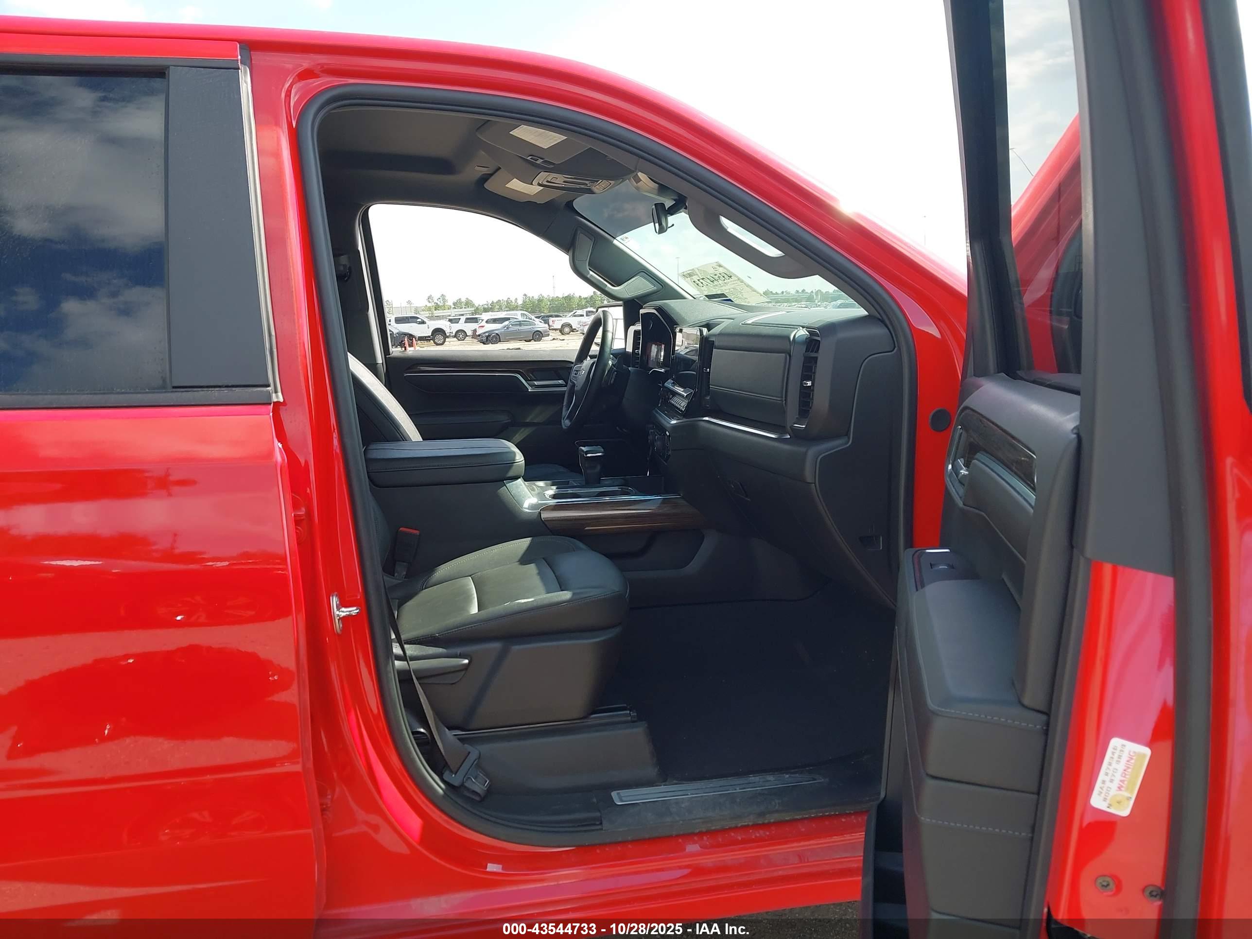 CHEVROLET SILVERADO image 5
