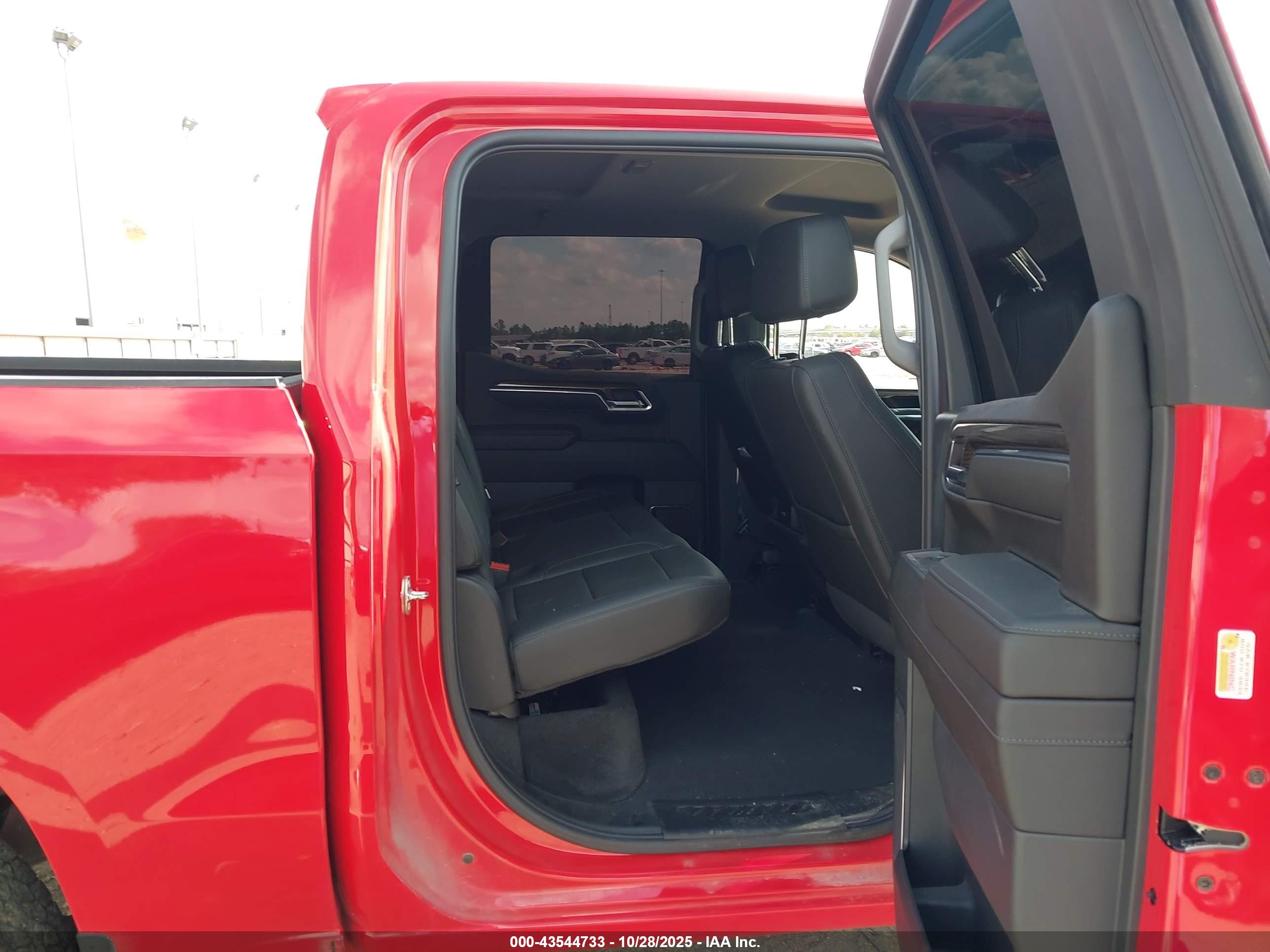 CHEVROLET SILVERADO image 8