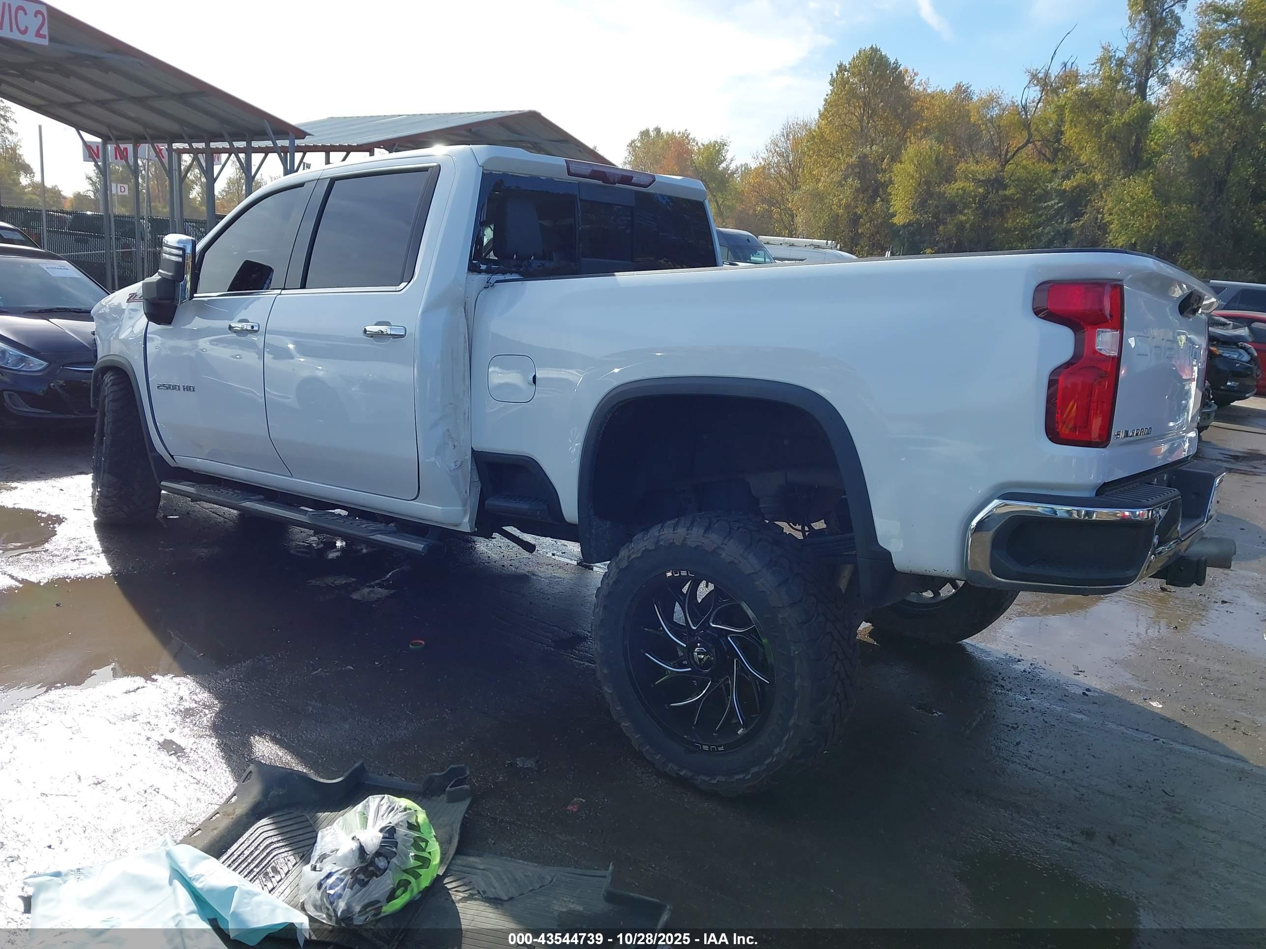 CHEVROLET SILVERADO image 3