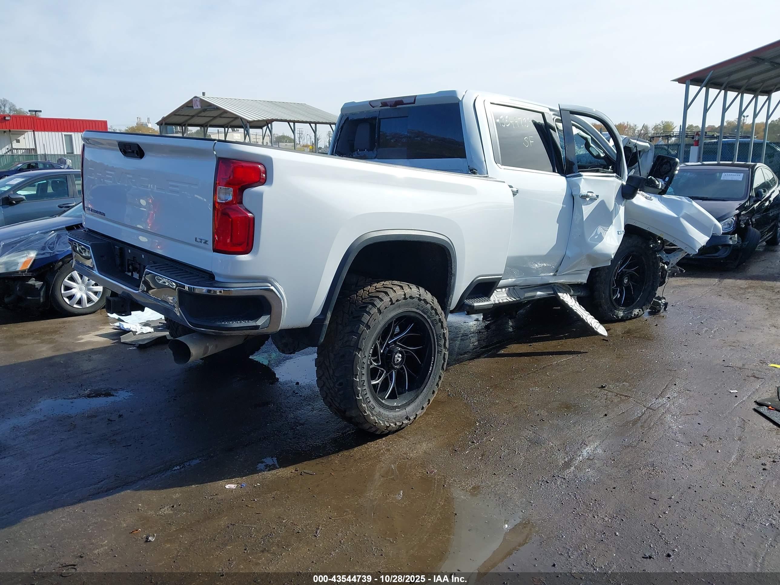 CHEVROLET SILVERADO image 4