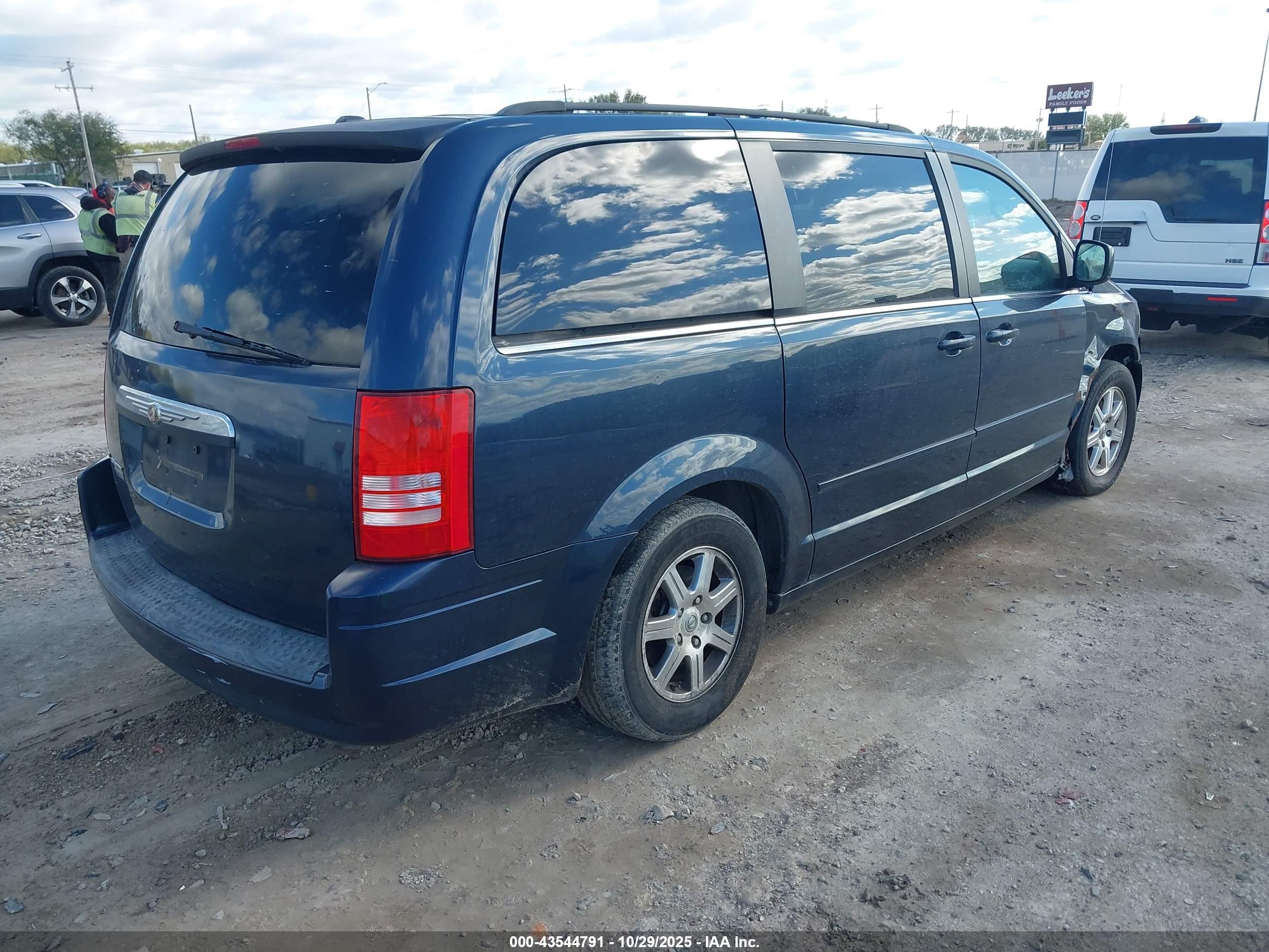 CHRYSLER TOWN image 4