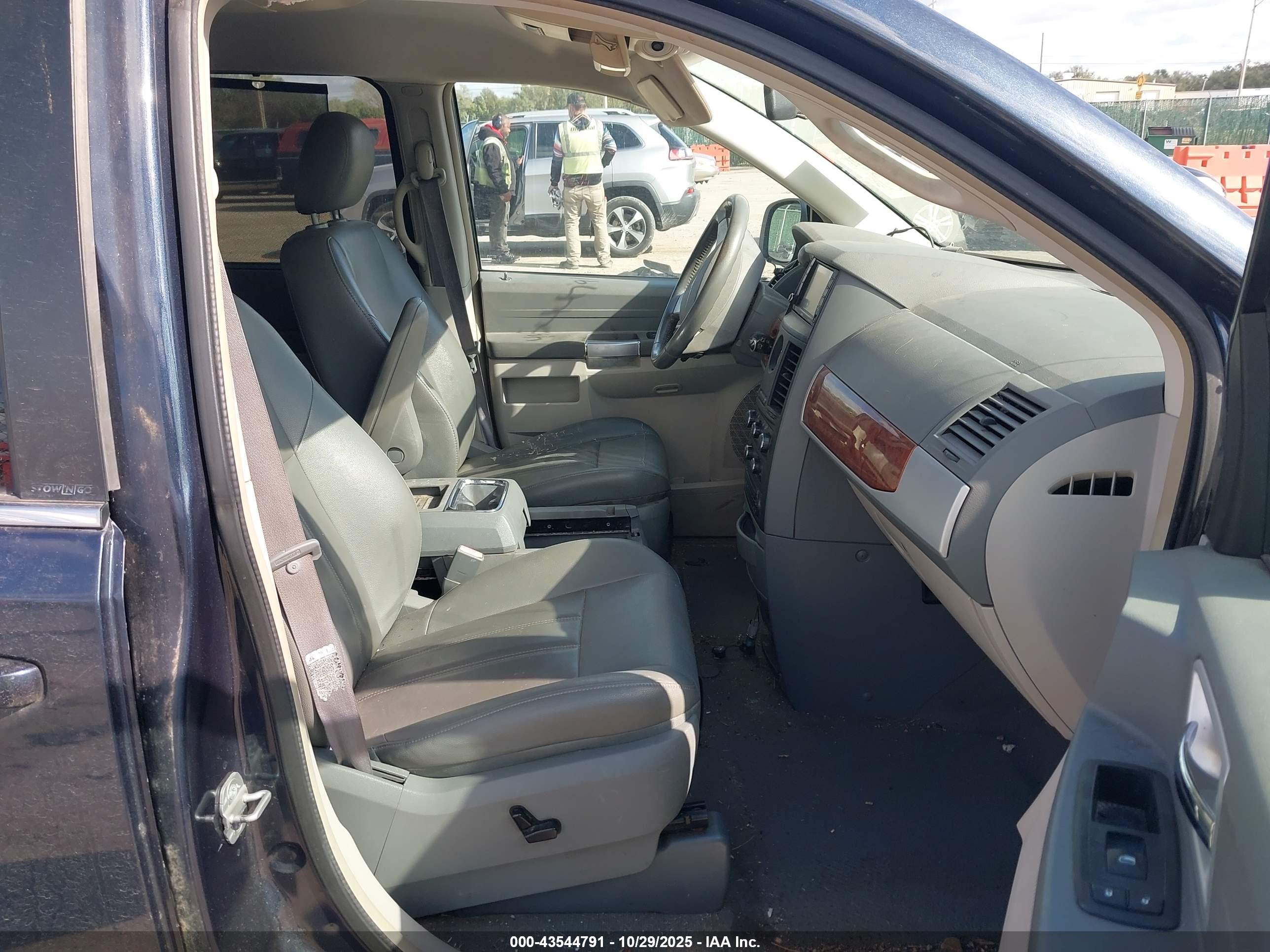 CHRYSLER TOWN image 5