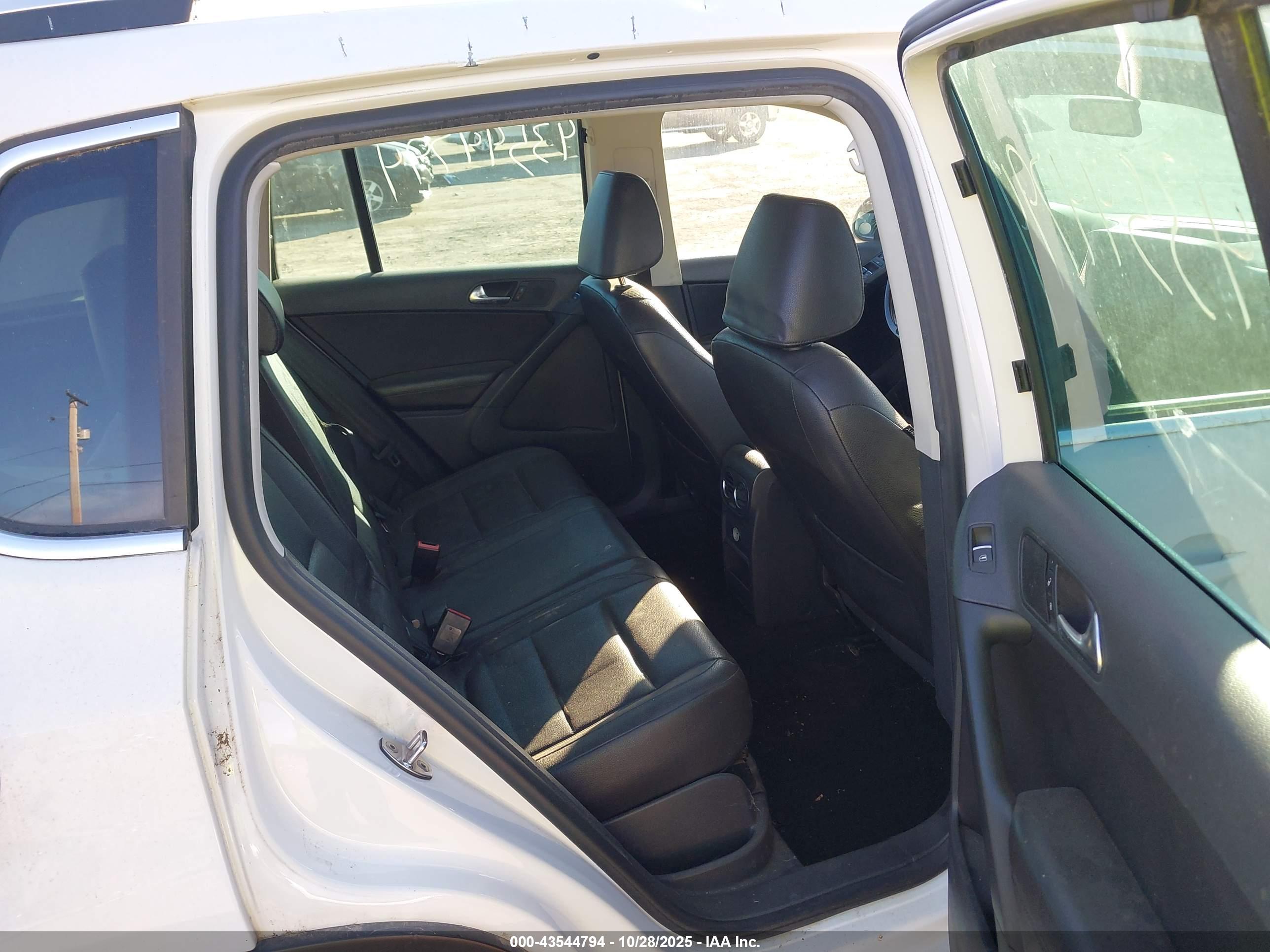 VOLKSWAGEN TIGUAN image 8