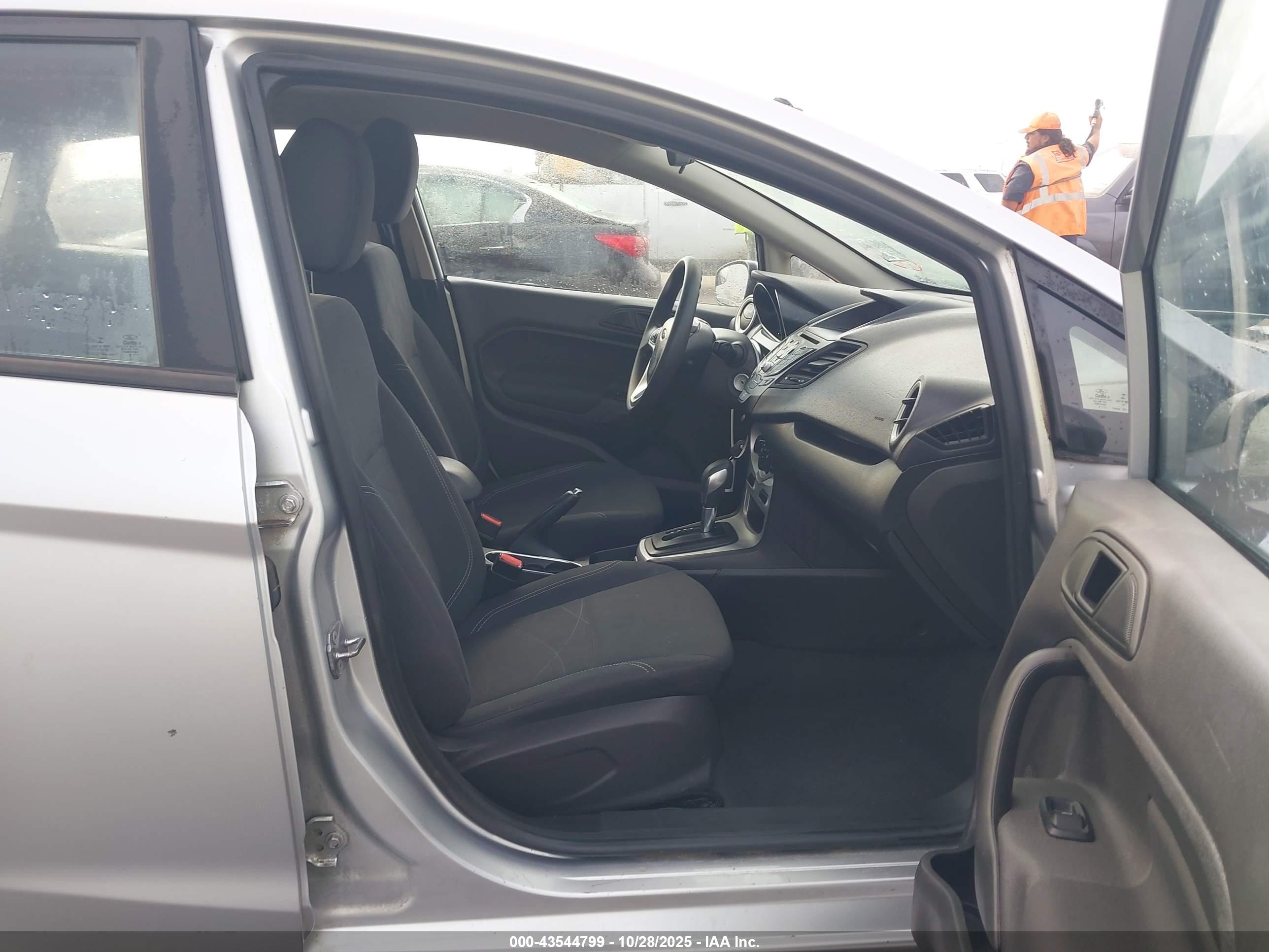 FORD FIESTA image 5