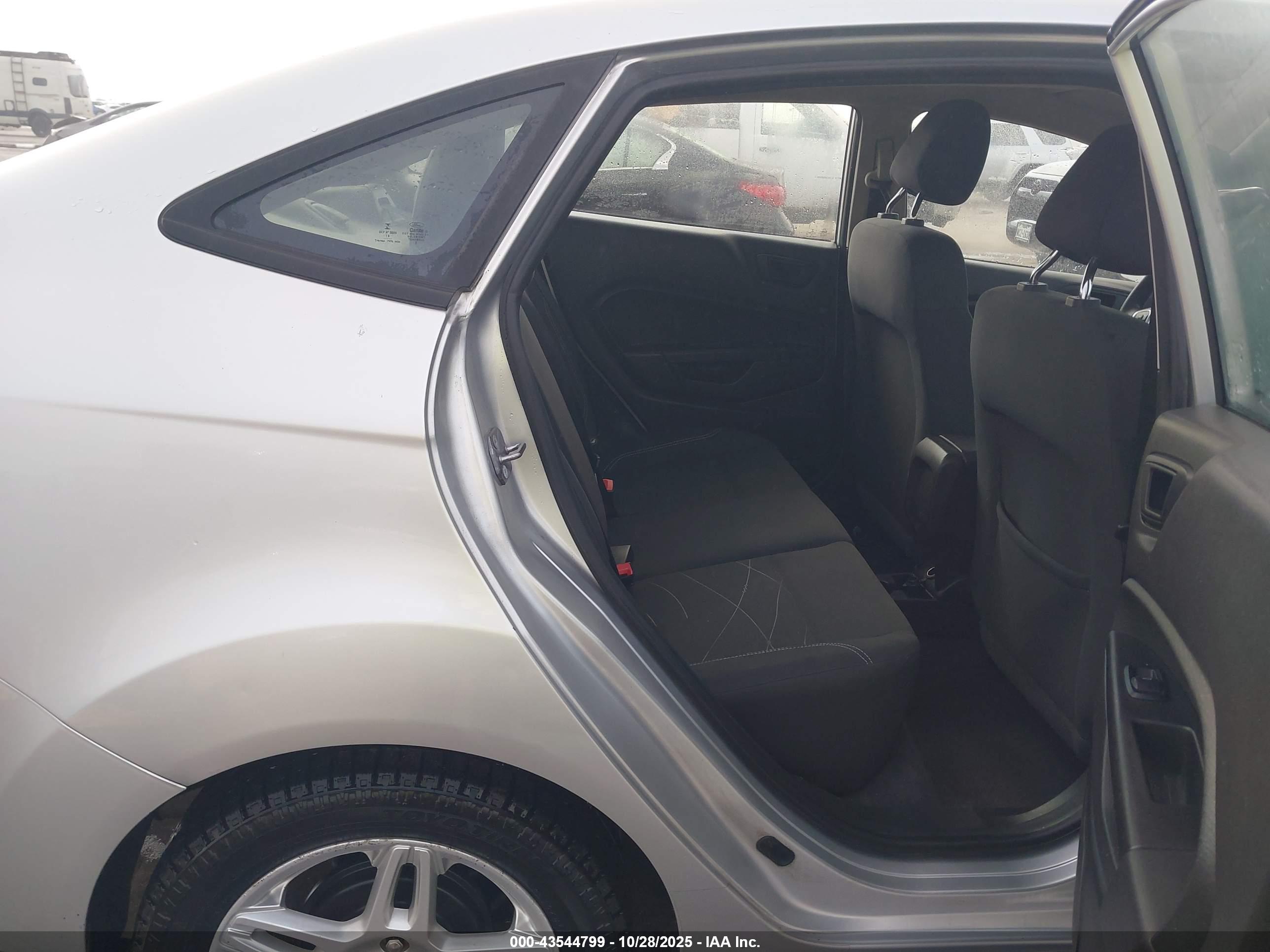 FORD FIESTA image 8