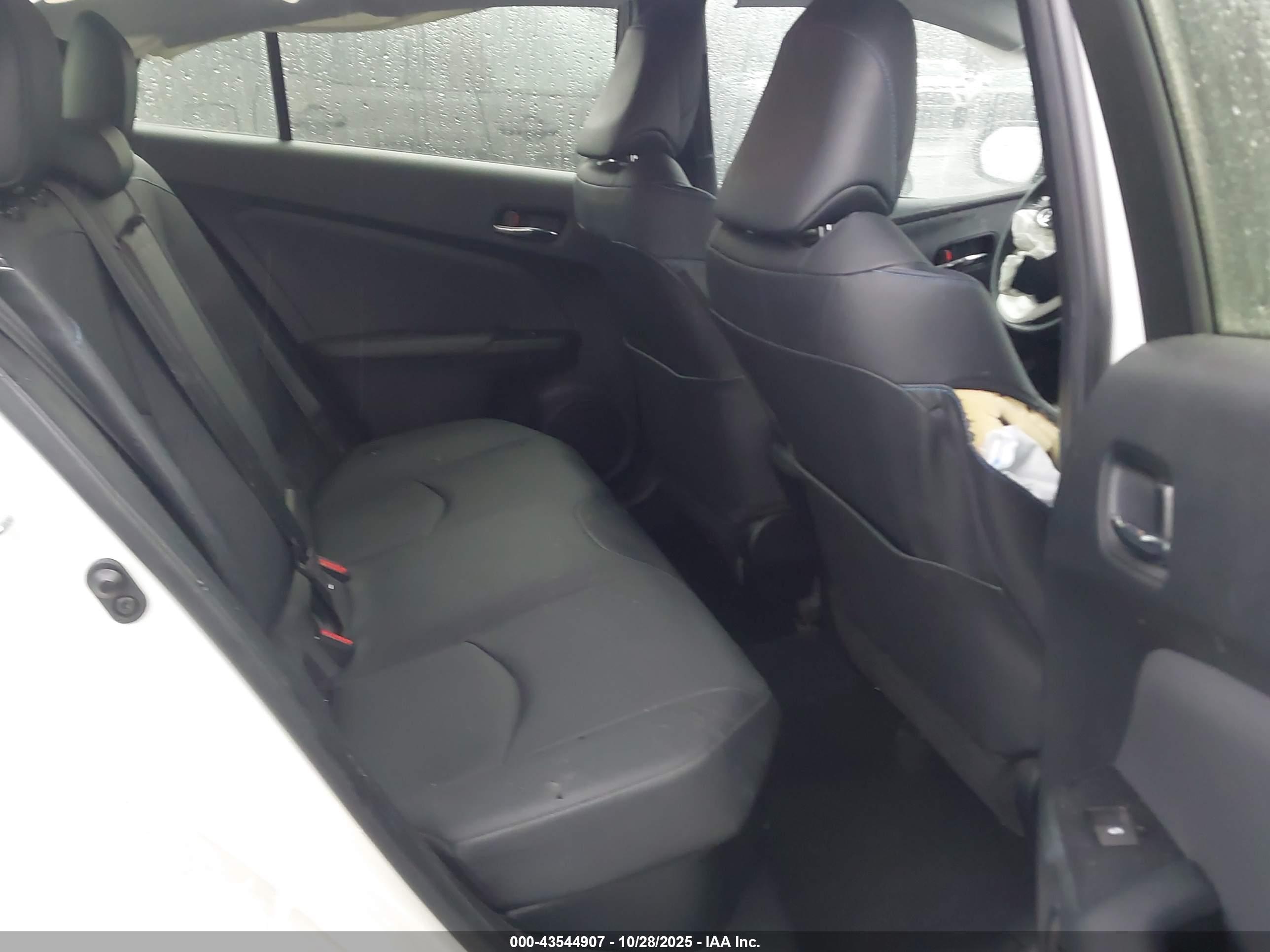 TOYOTA PRIUS image 8