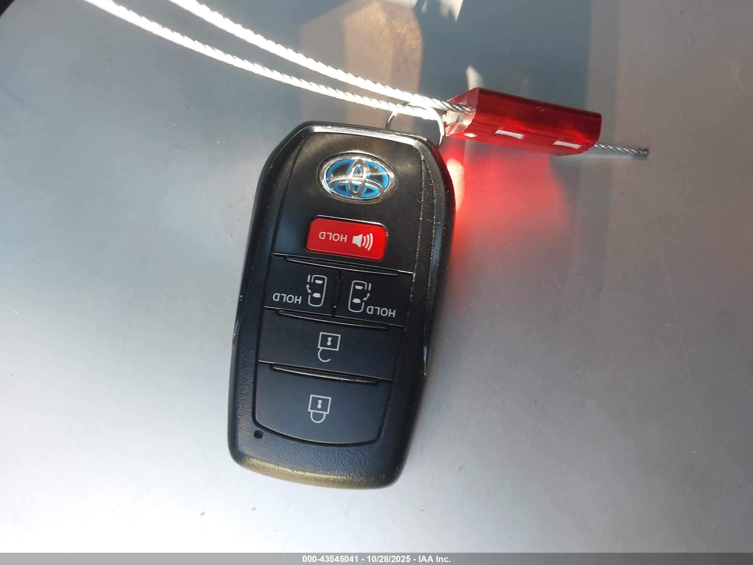 TOYOTA SIENNA image 11