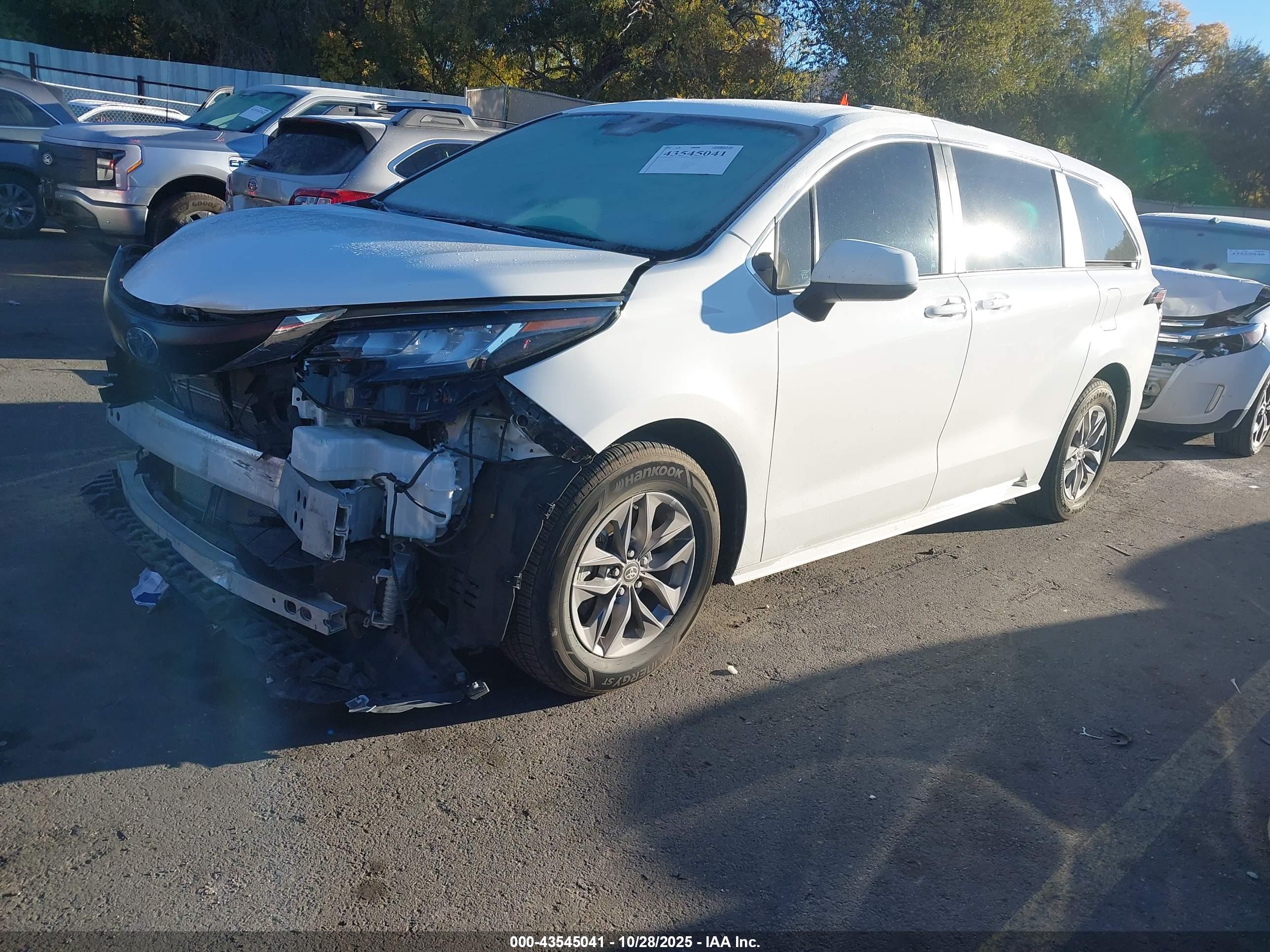 TOYOTA SIENNA image 2