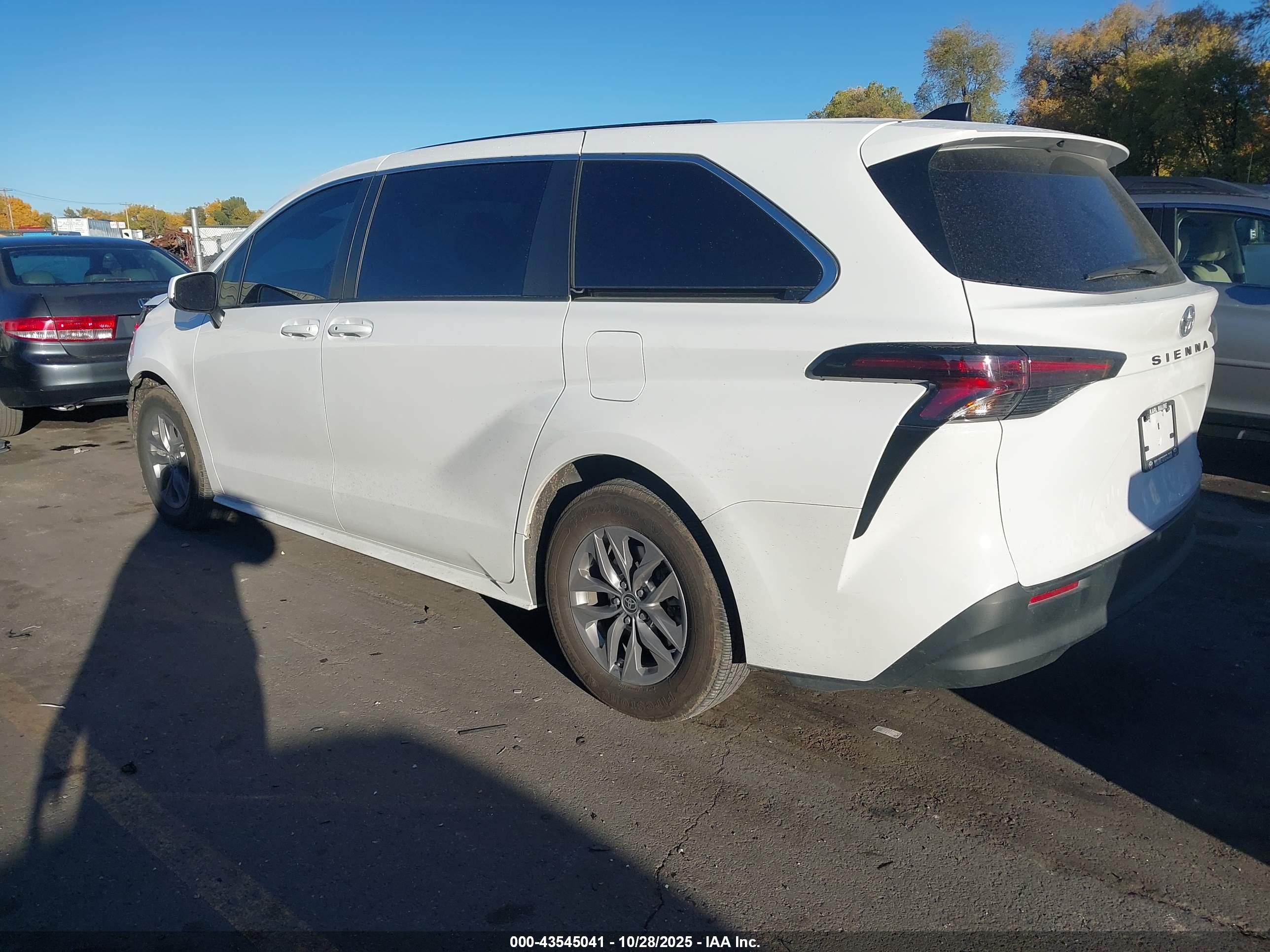 TOYOTA SIENNA image 3