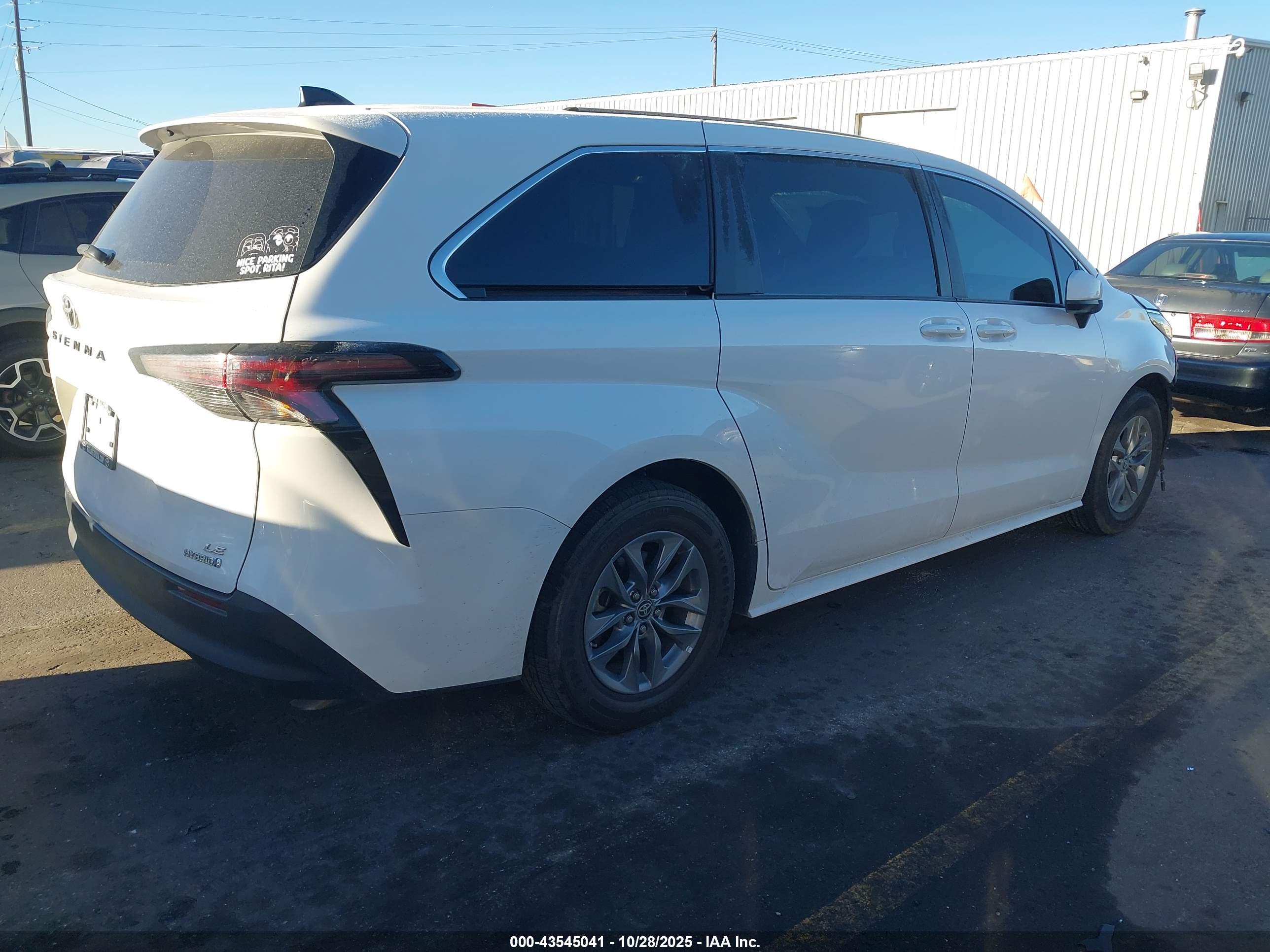 TOYOTA SIENNA image 4