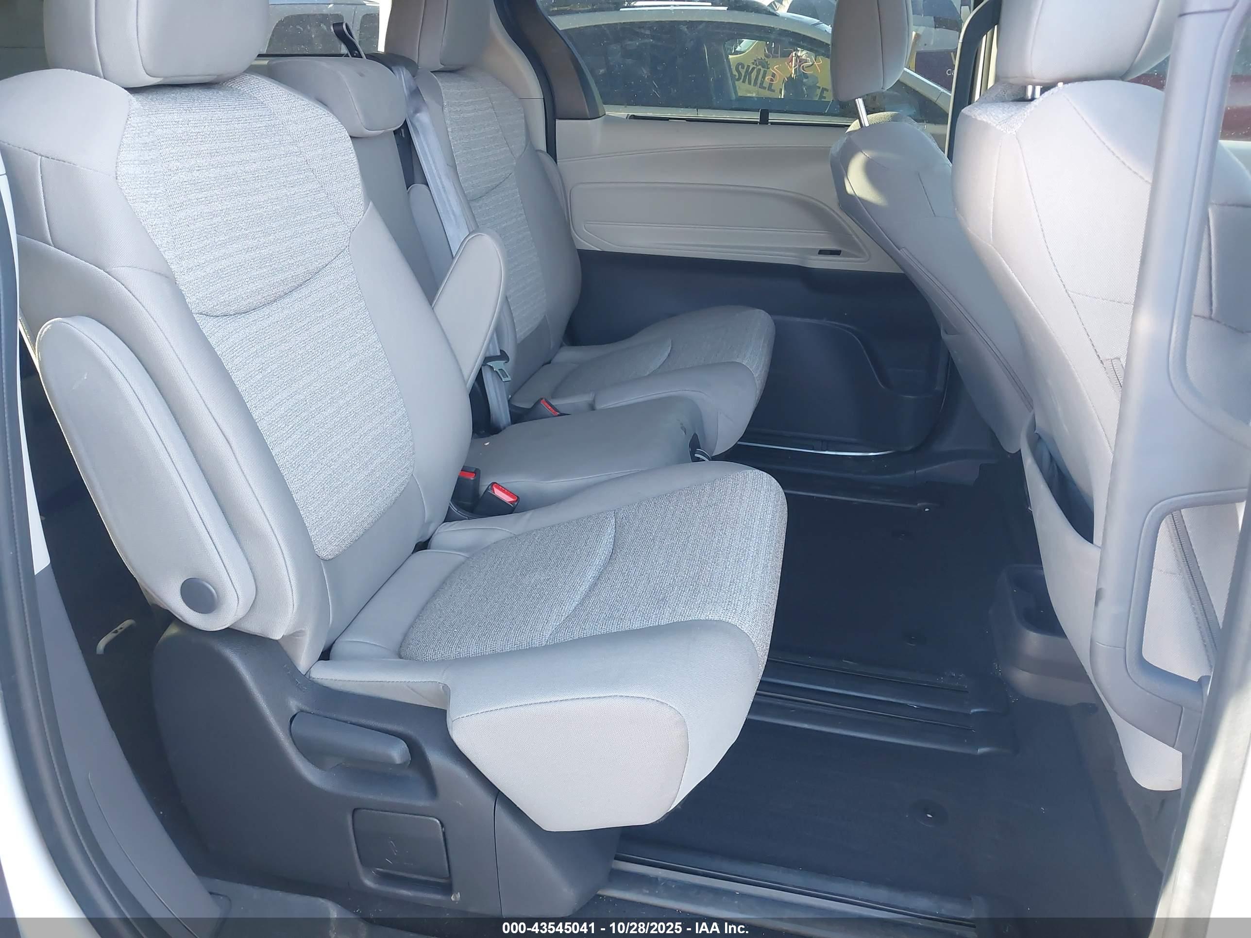 TOYOTA SIENNA image 8