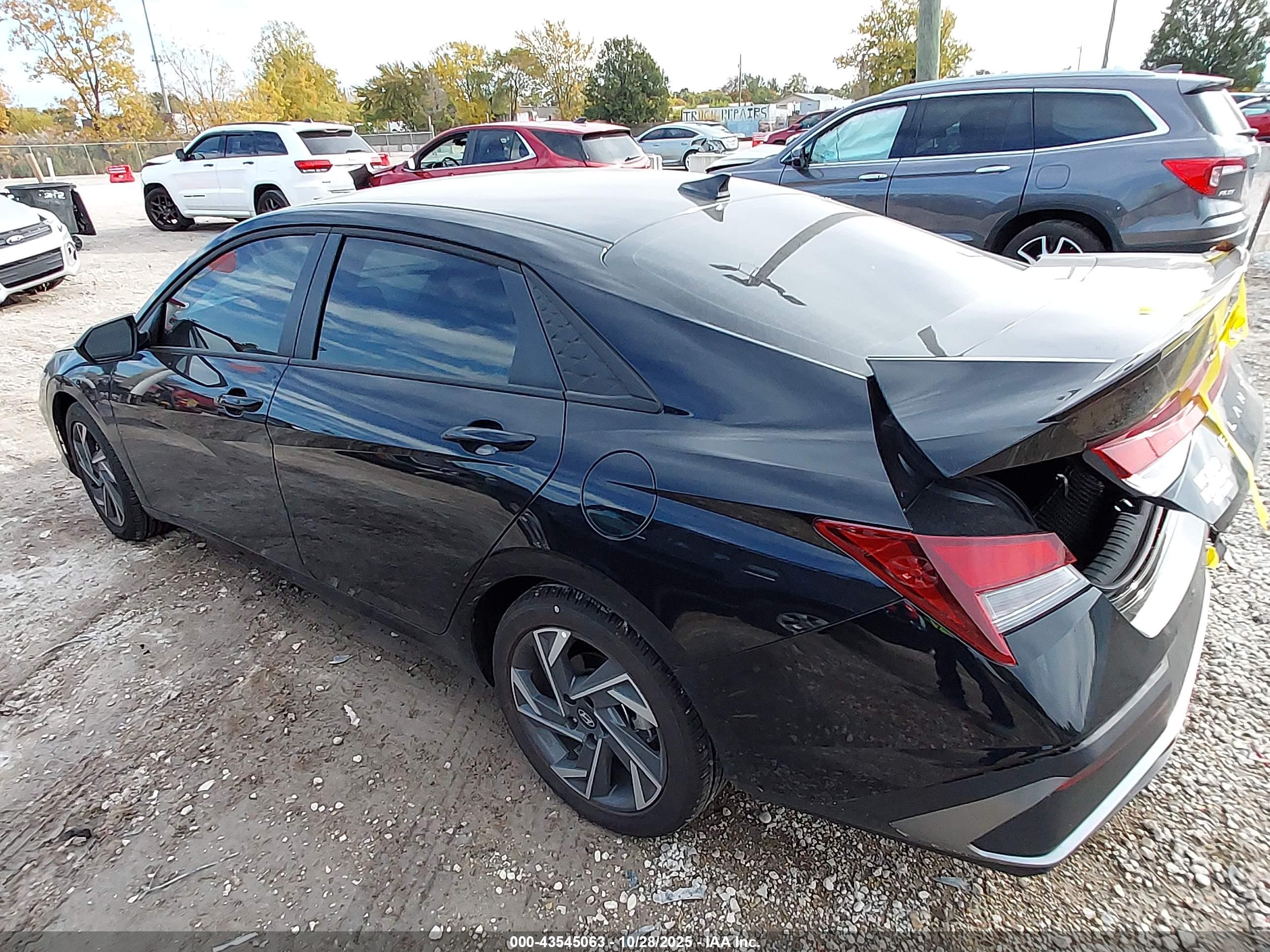 HYUNDAI ELANTRA image 3