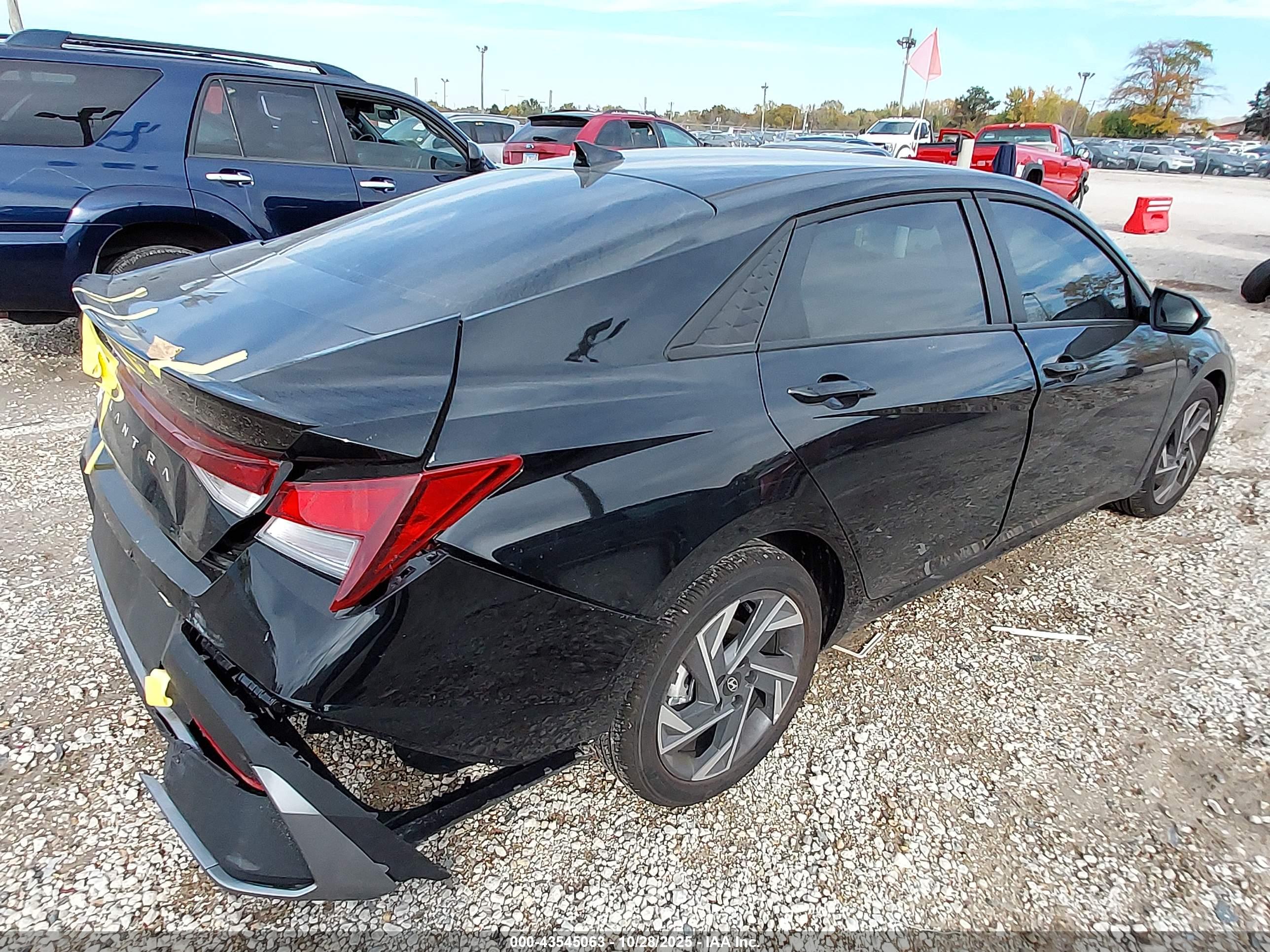 HYUNDAI ELANTRA image 4