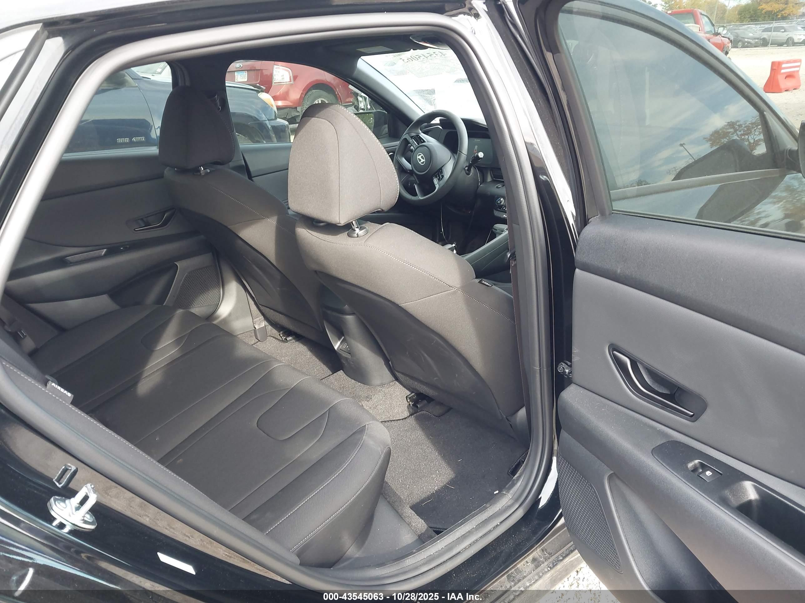 HYUNDAI ELANTRA image 8