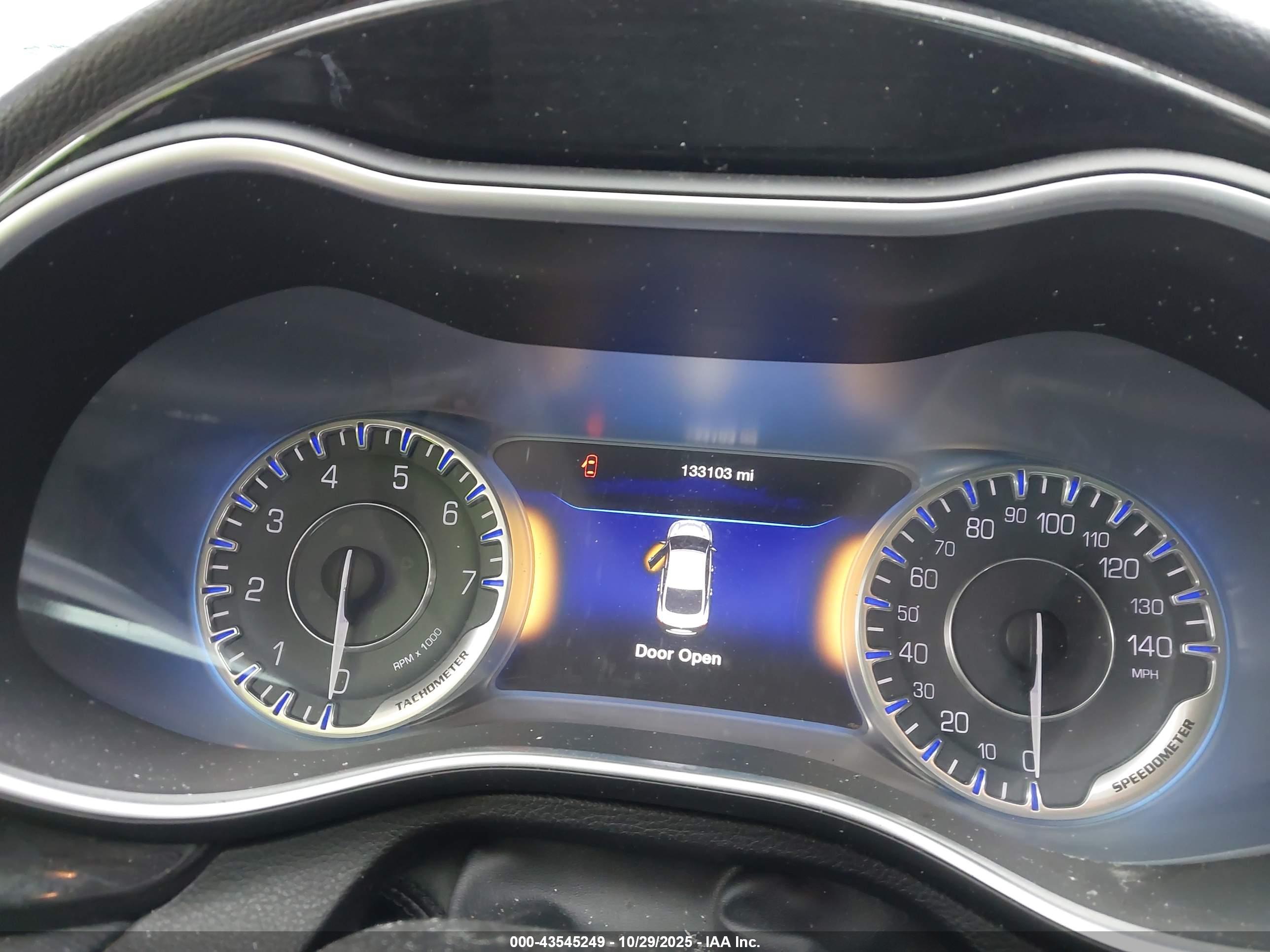 CHRYSLER 200 image 7