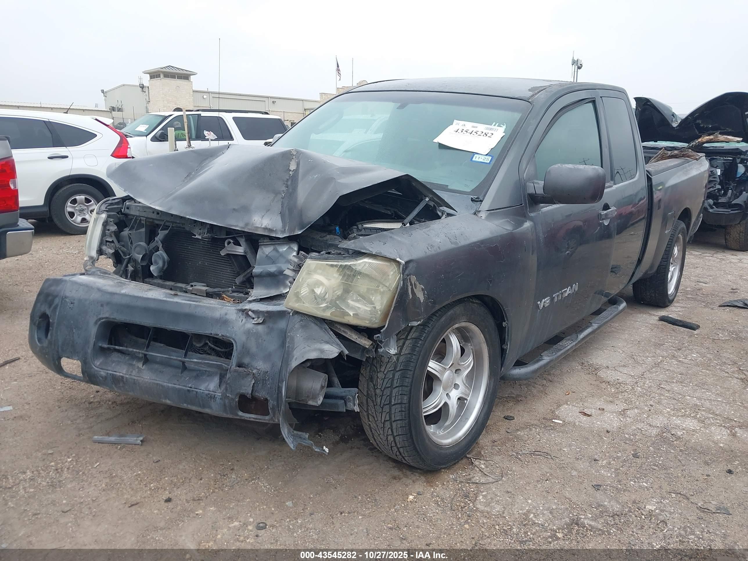 NISSAN TITAN image 2