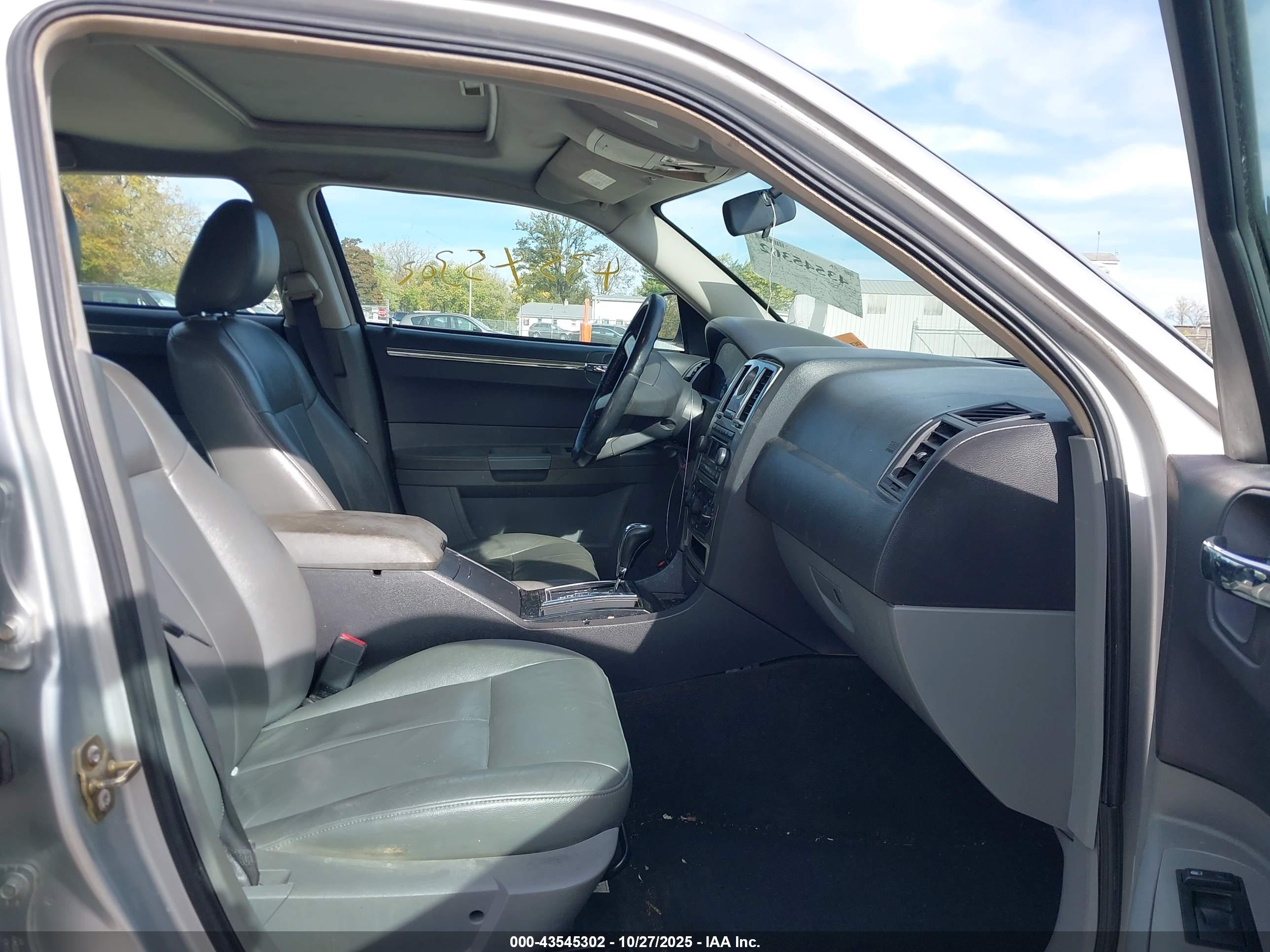 CHRYSLER 300 image 5