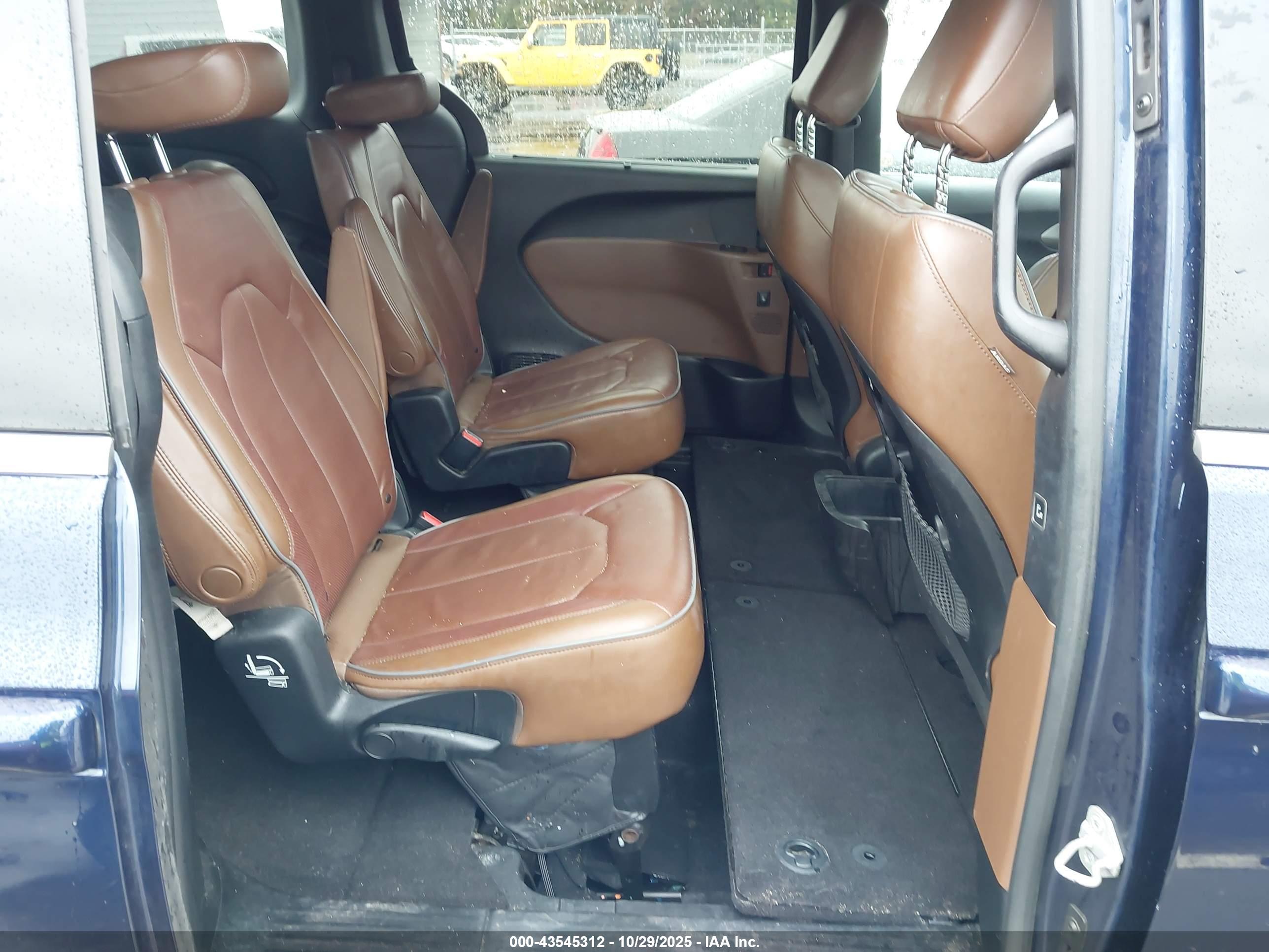 CHRYSLER PACIFICA image 8