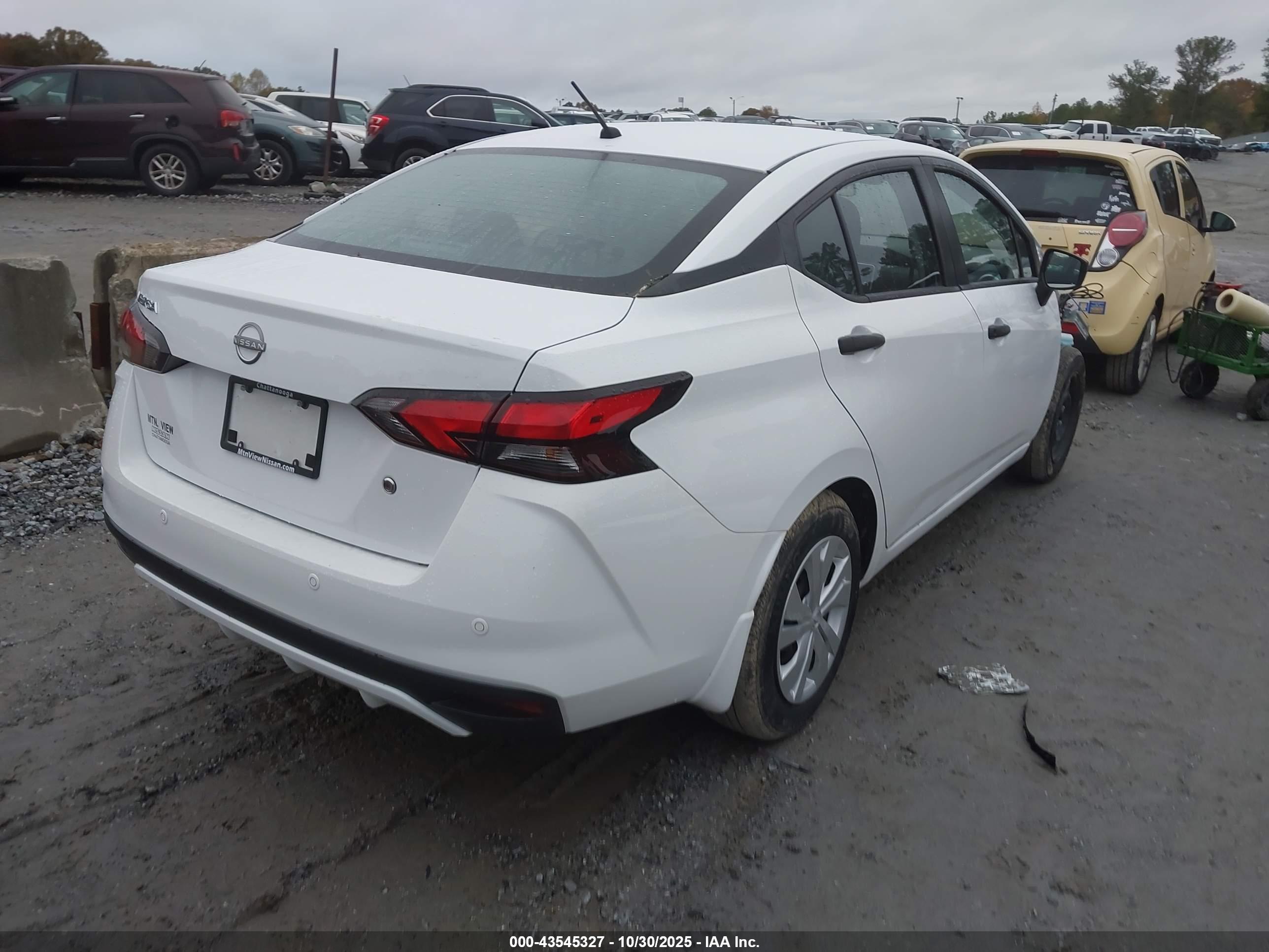 NISSAN VERSA image 4