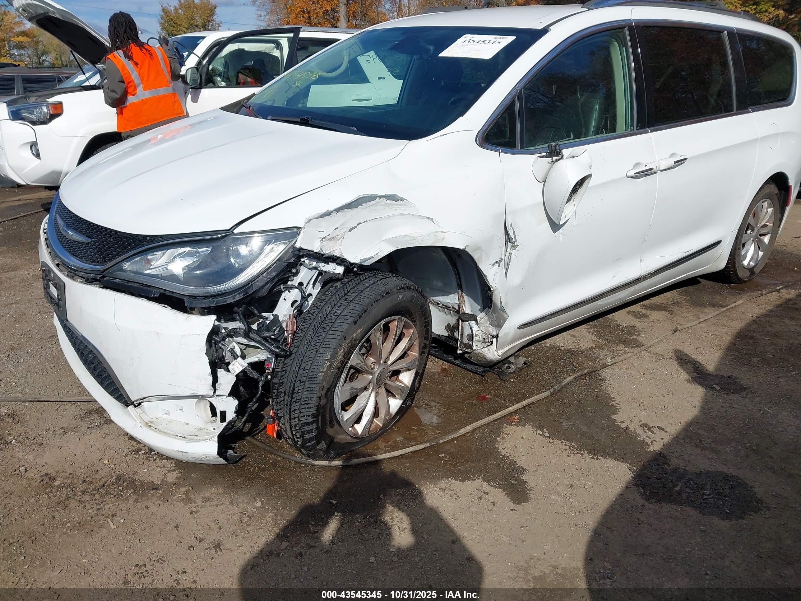 CHRYSLER PACIFICA image 6