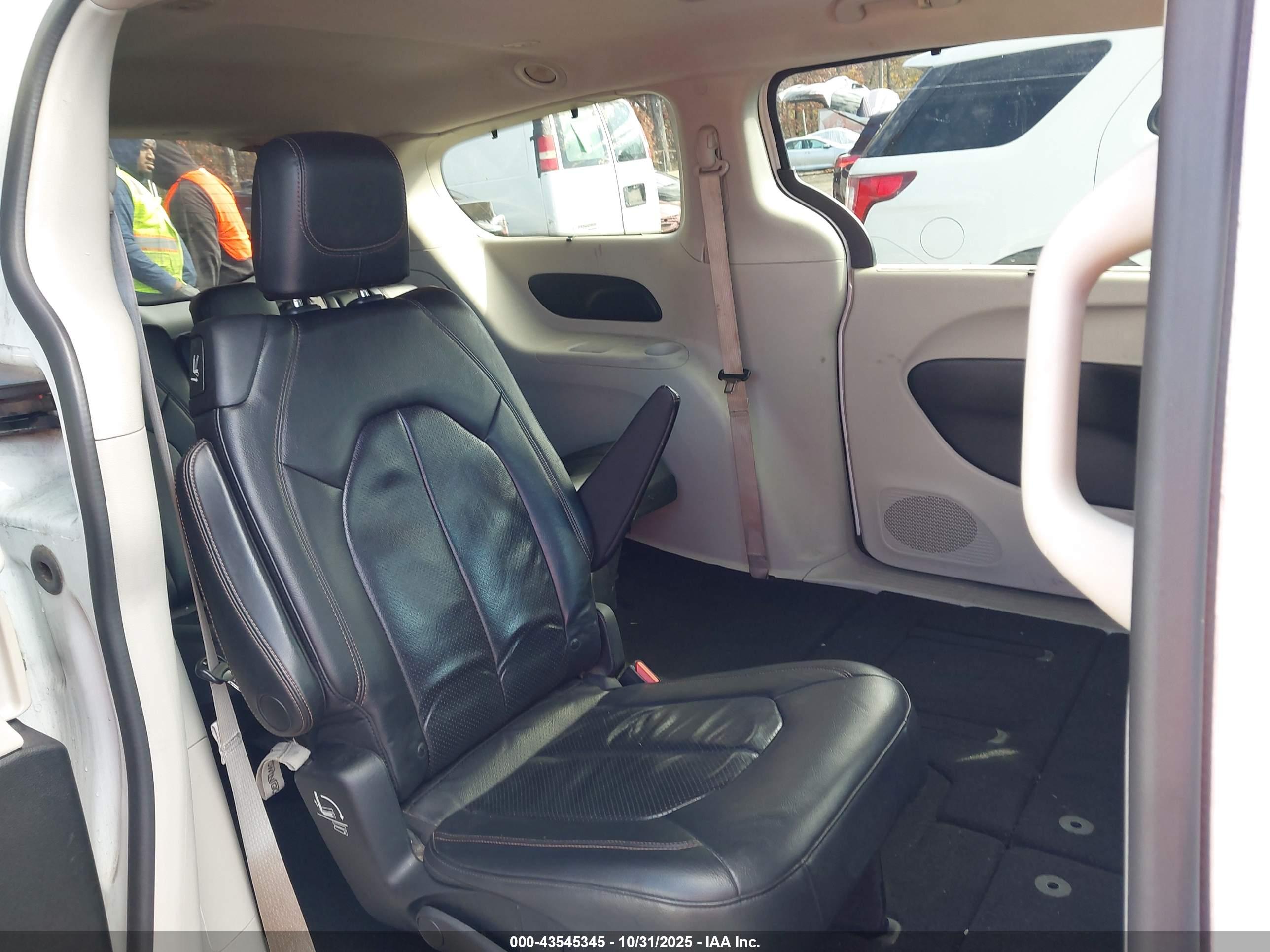 CHRYSLER PACIFICA image 8