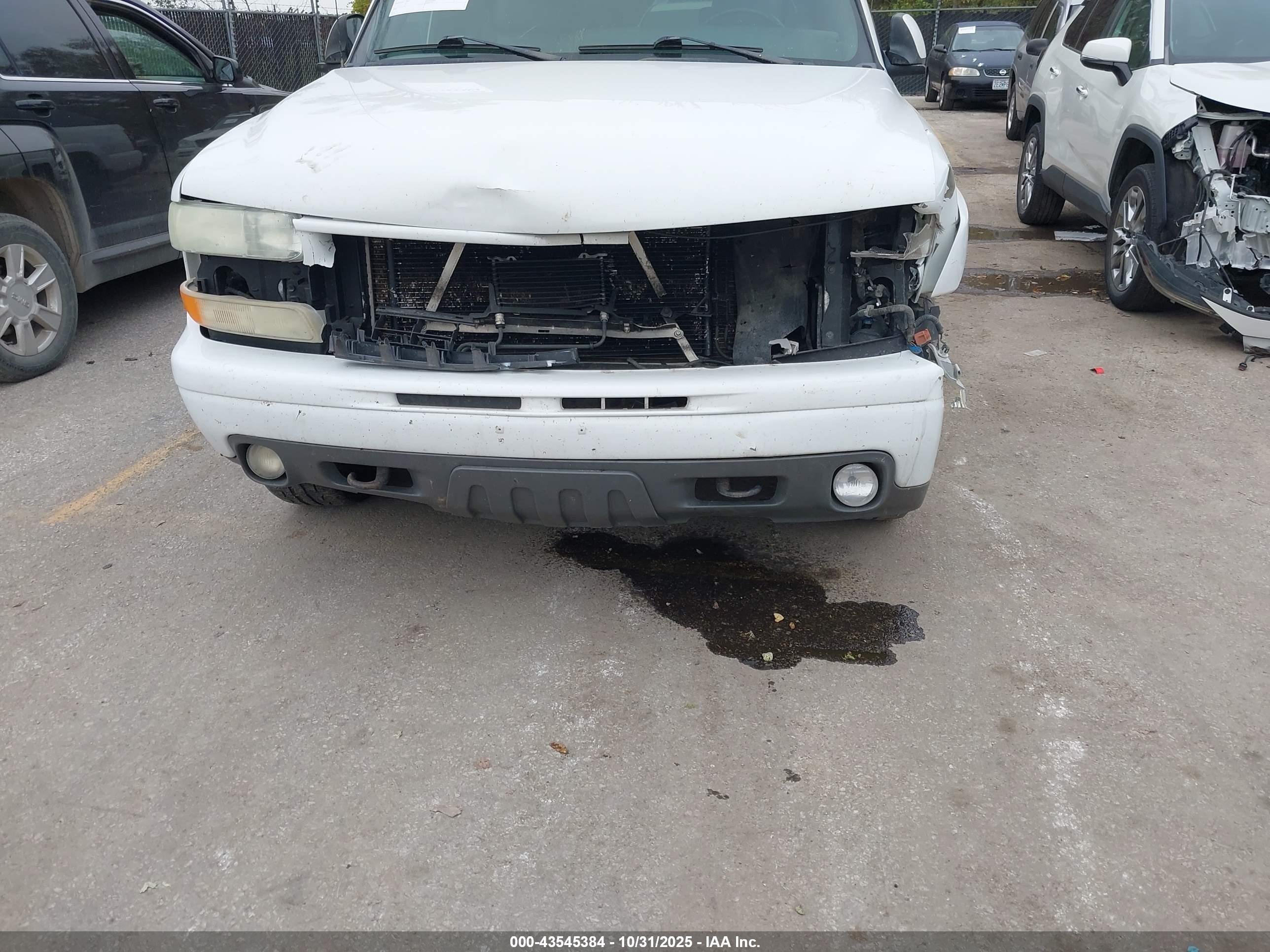 CHEVROLET SUBURBAN image 6