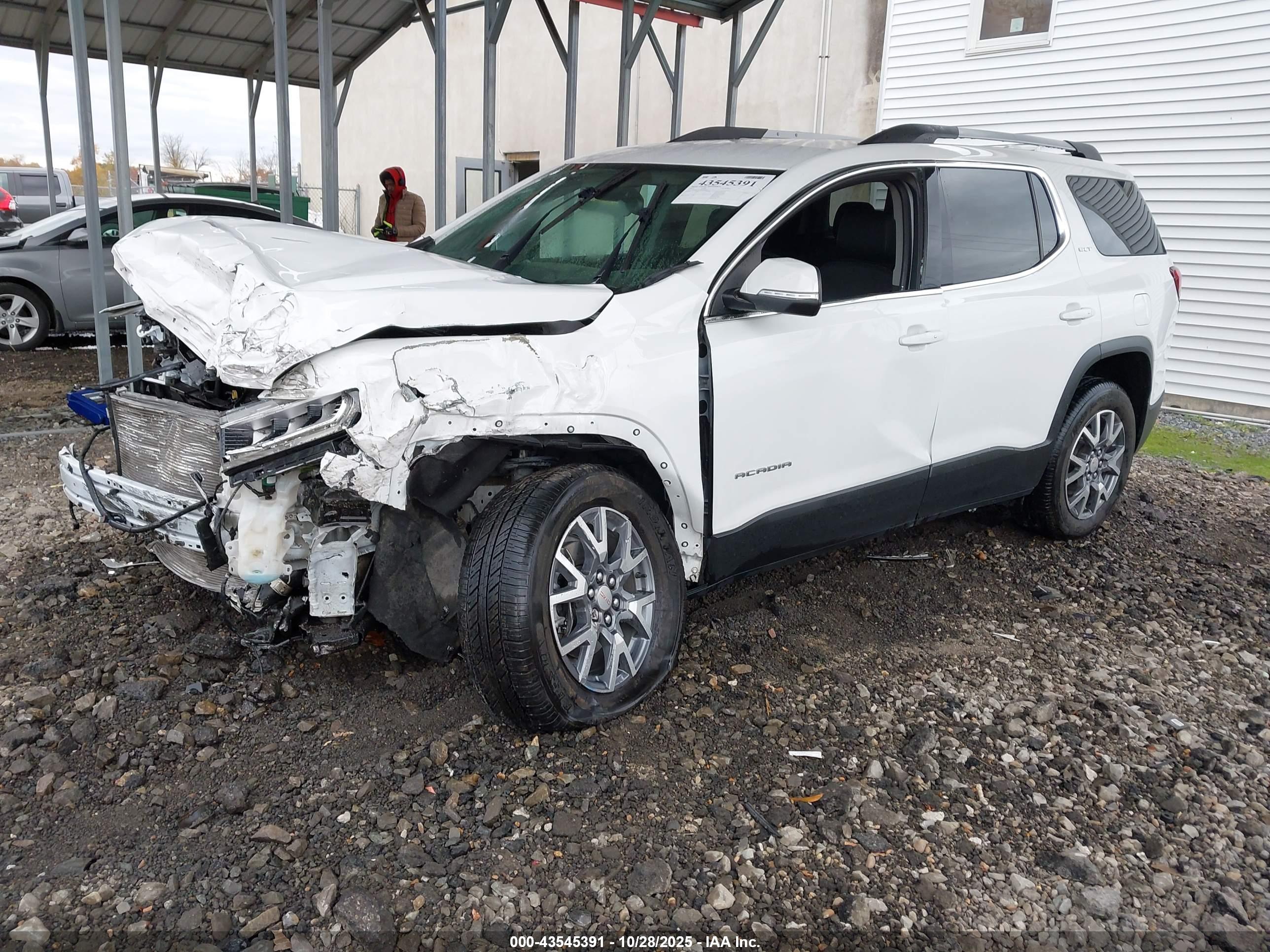 GMC ACADIA image 2