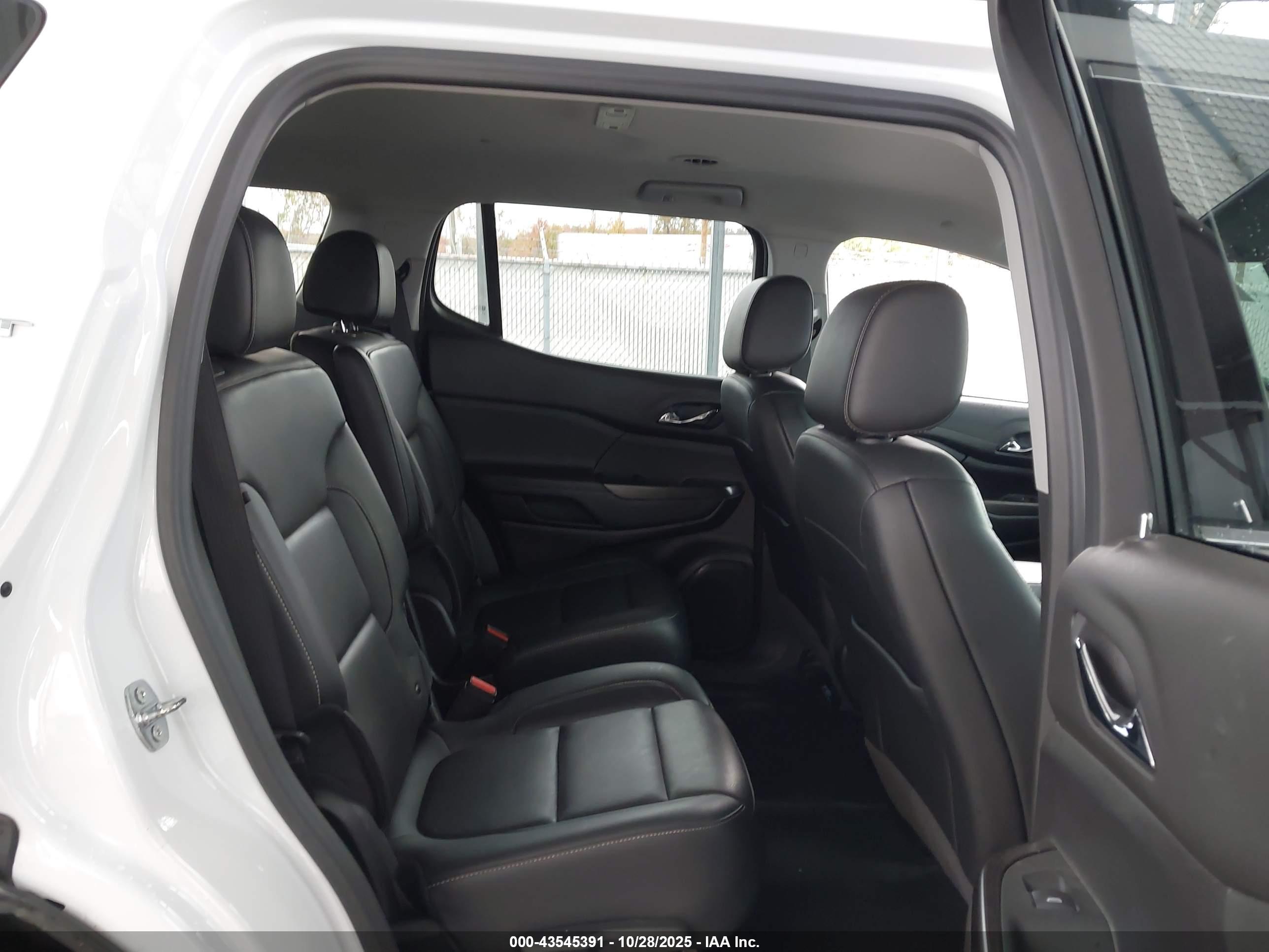 GMC ACADIA image 8