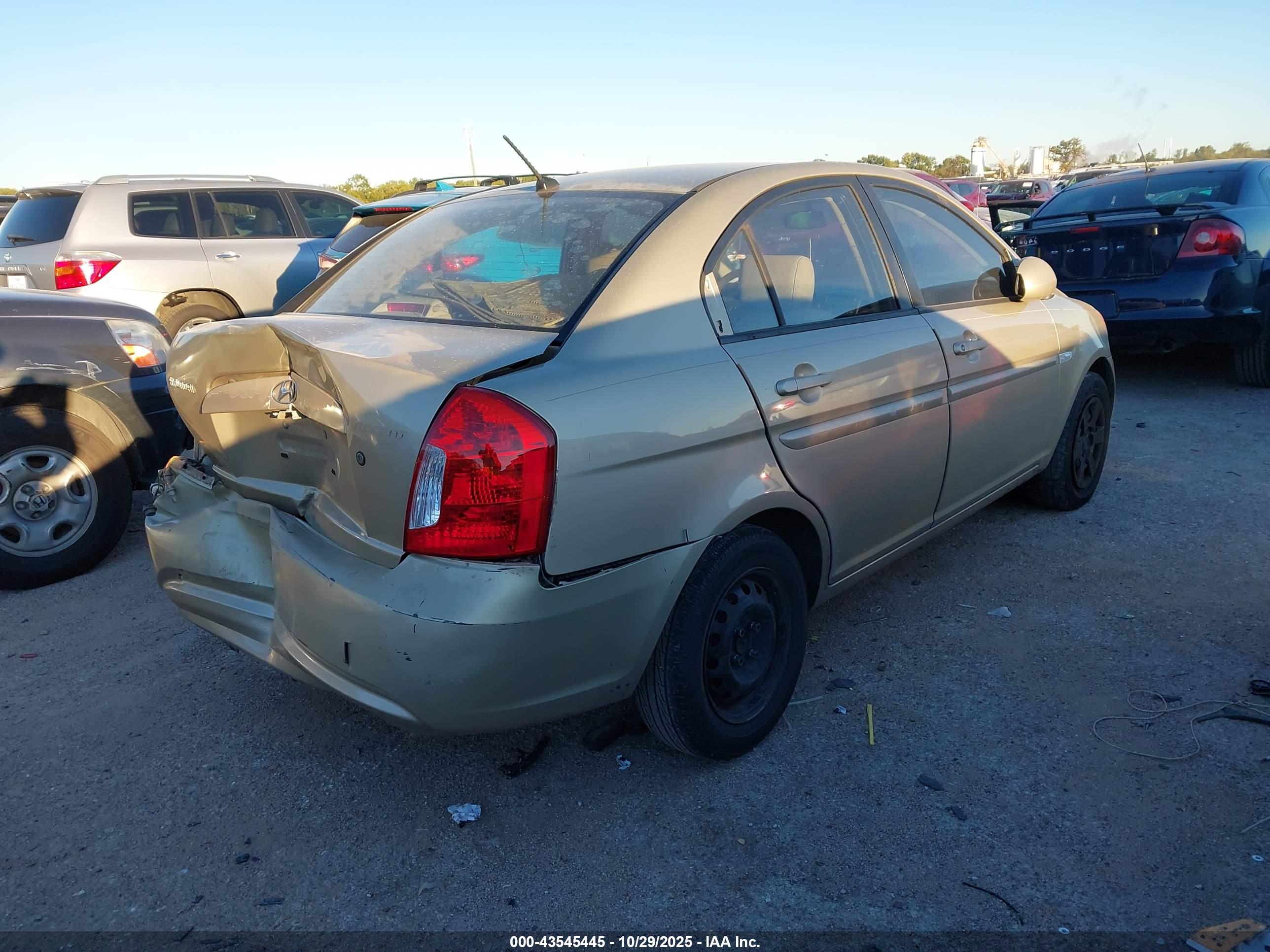 HYUNDAI ACCENT image 4