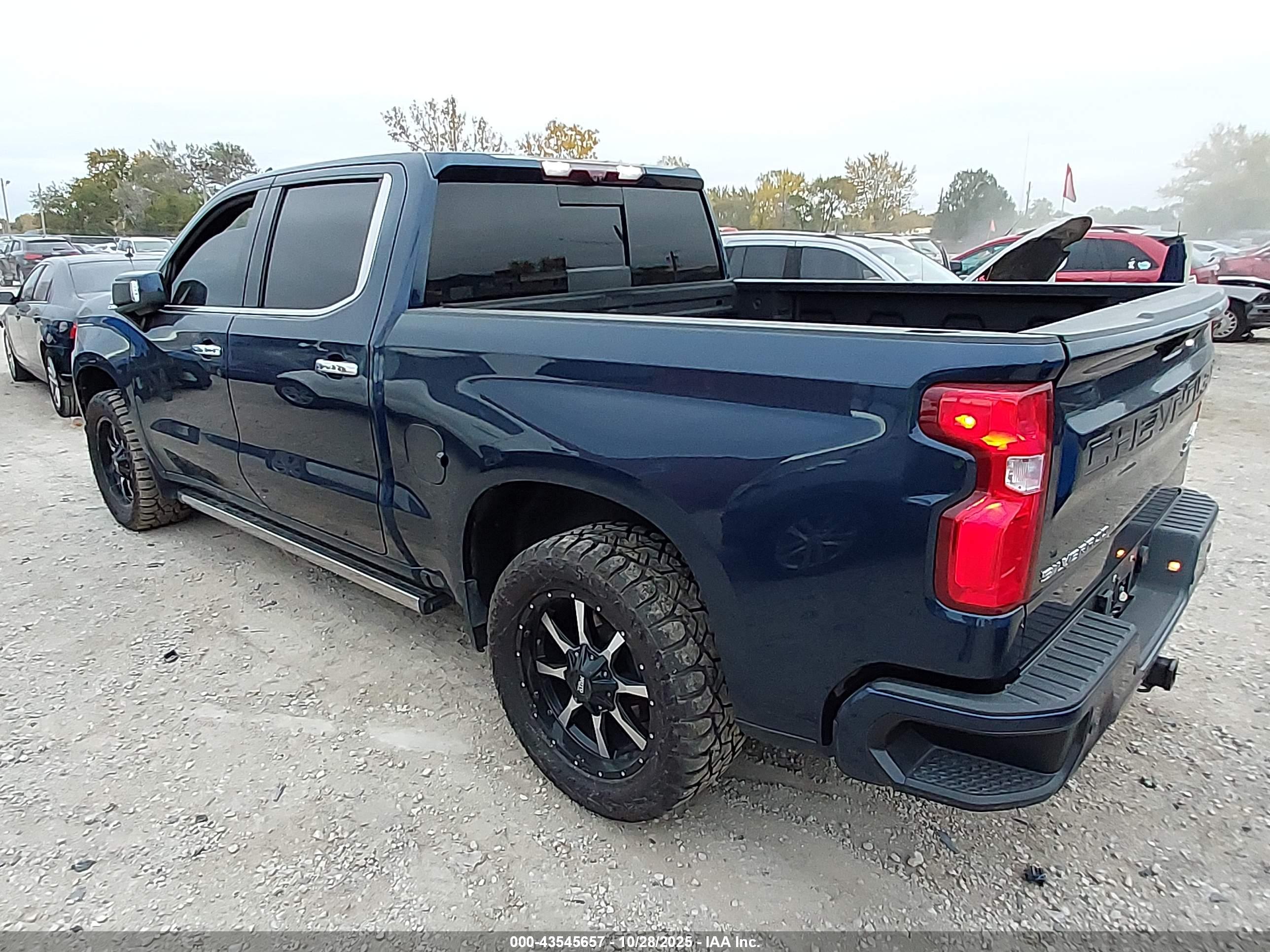 CHEVROLET SILVERADO image 3
