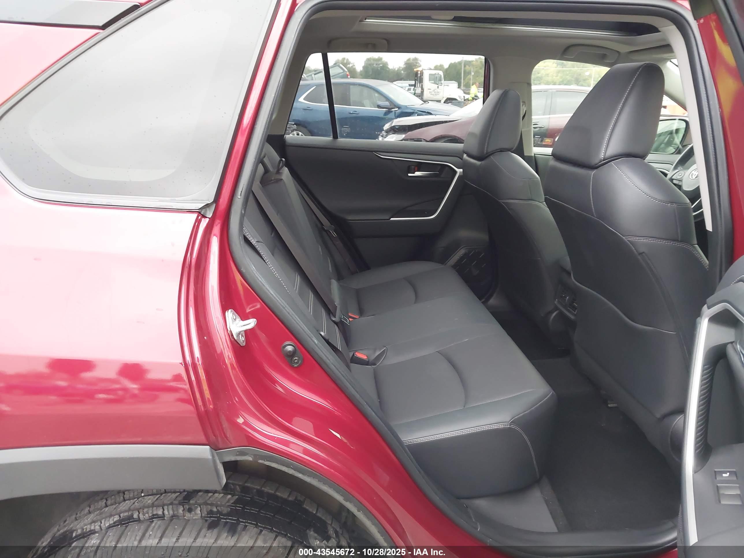 TOYOTA RAV4 image 8