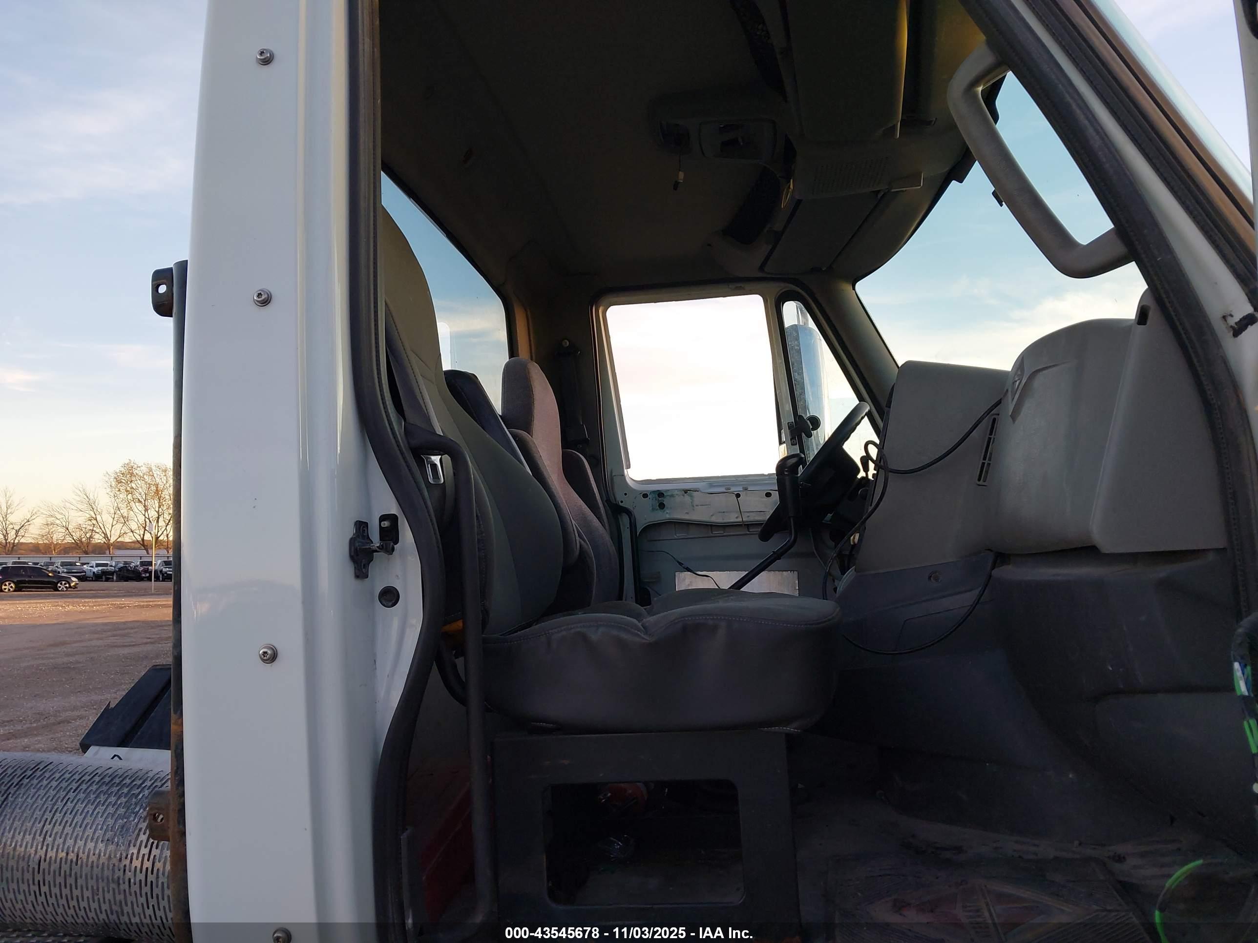 INTERNATIONAL PROSTAR image 8