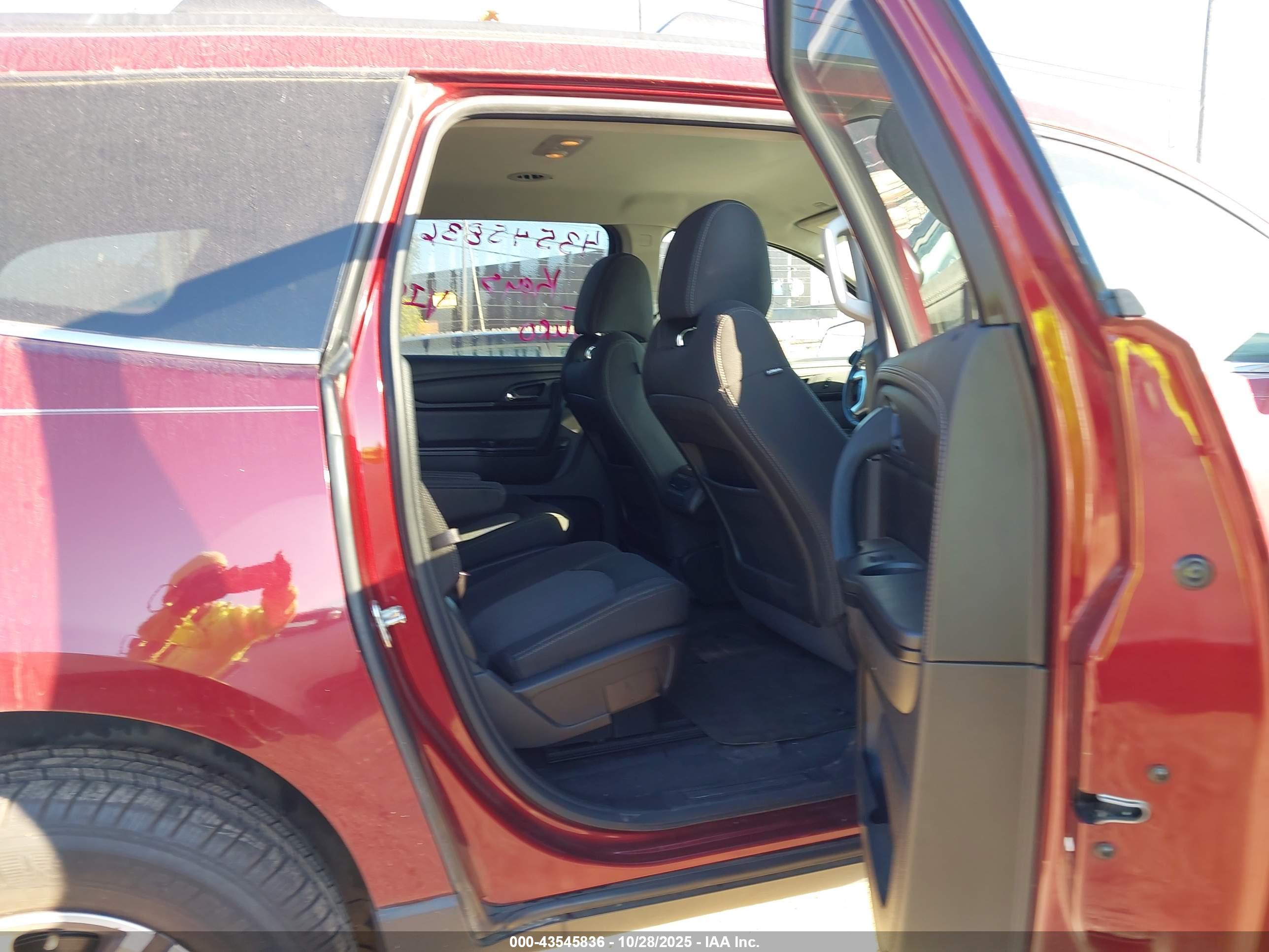 CHEVROLET TRAVERSE image 8