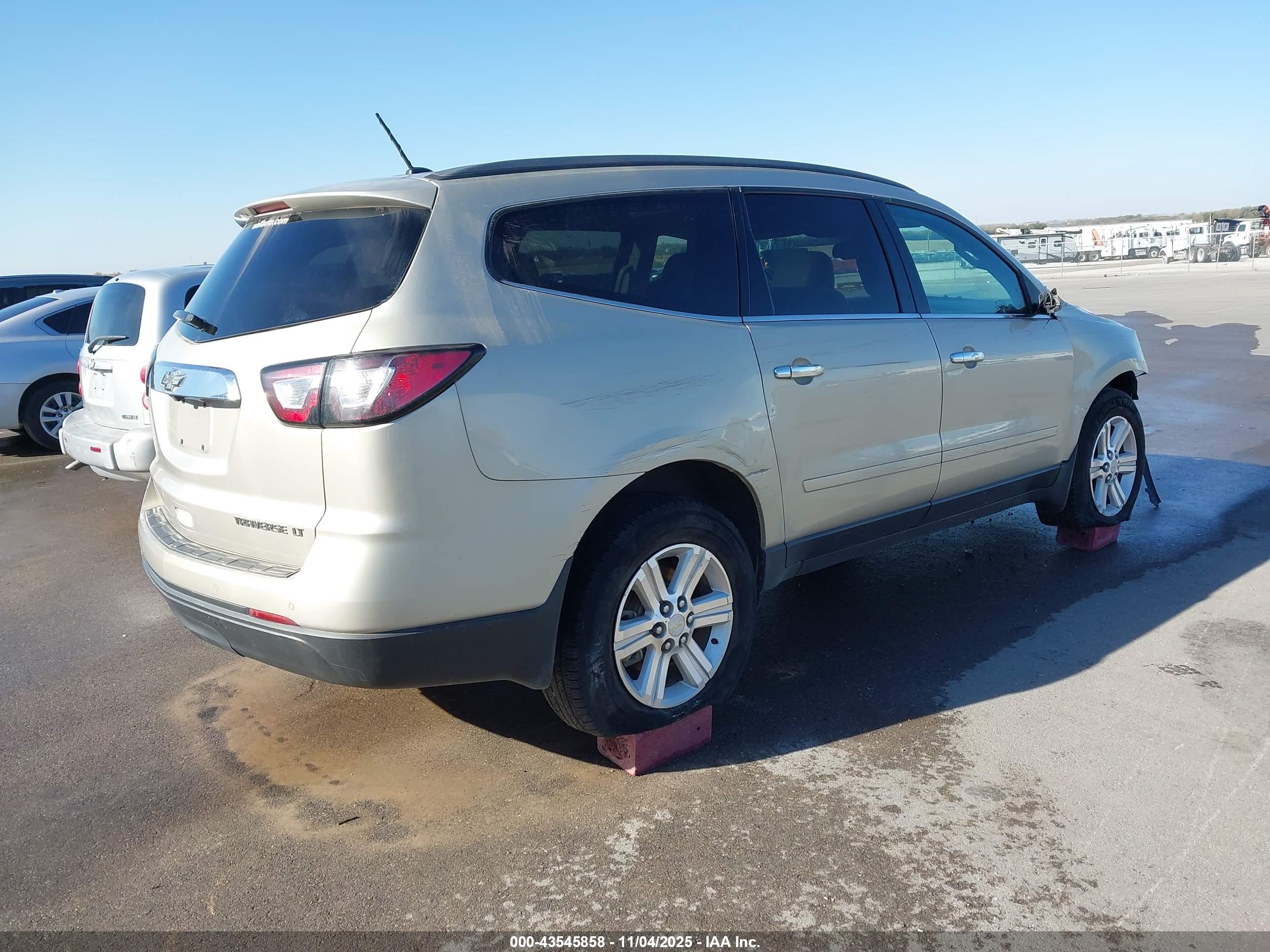 CHEVROLET TRAVERSE image 4